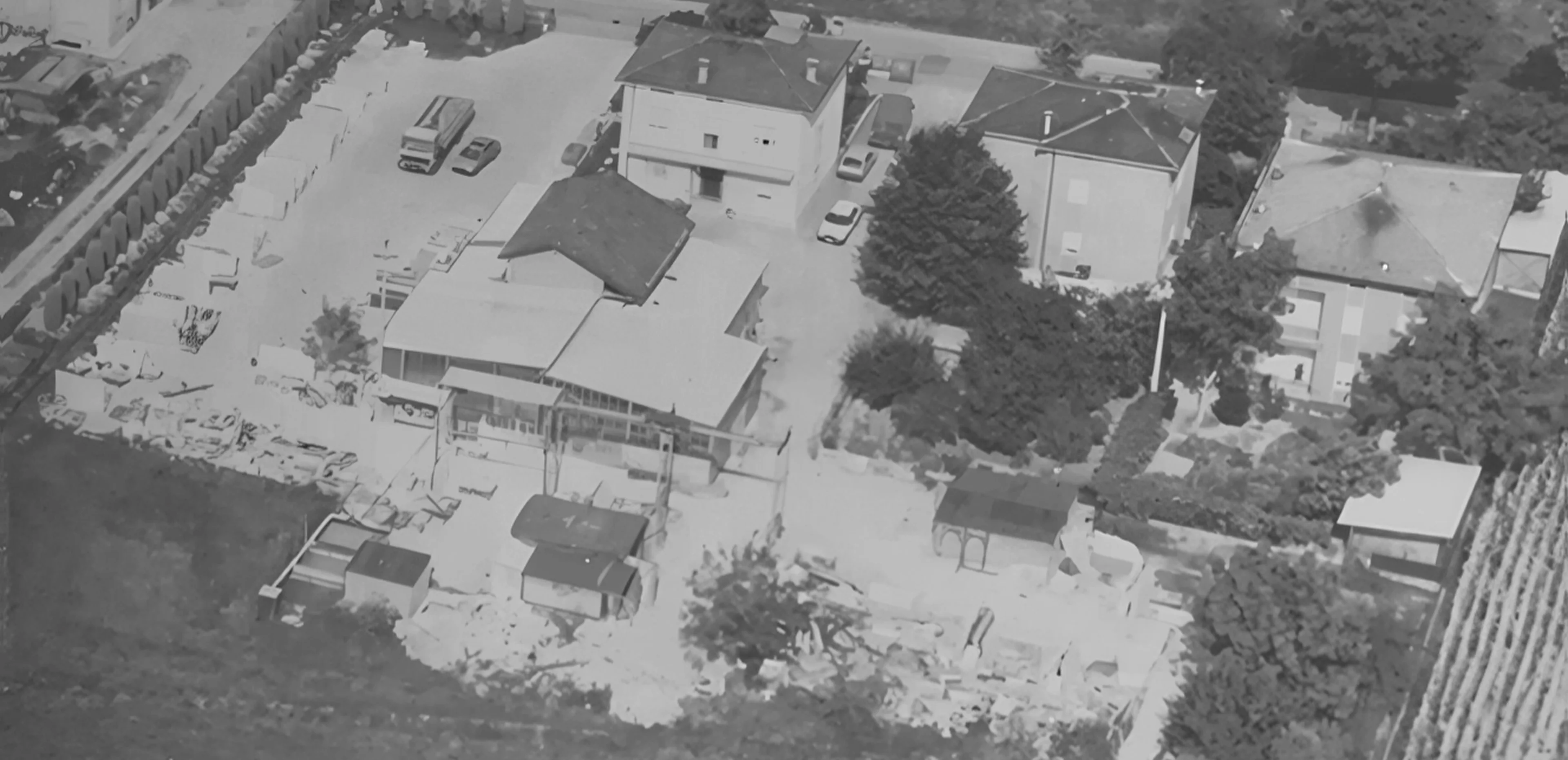 Veduta aerea storica in bianco e nero della sede di Trapattoni Marmi a Mariano di Dalmine, Bergamo - artigiani del marmo dal 1967