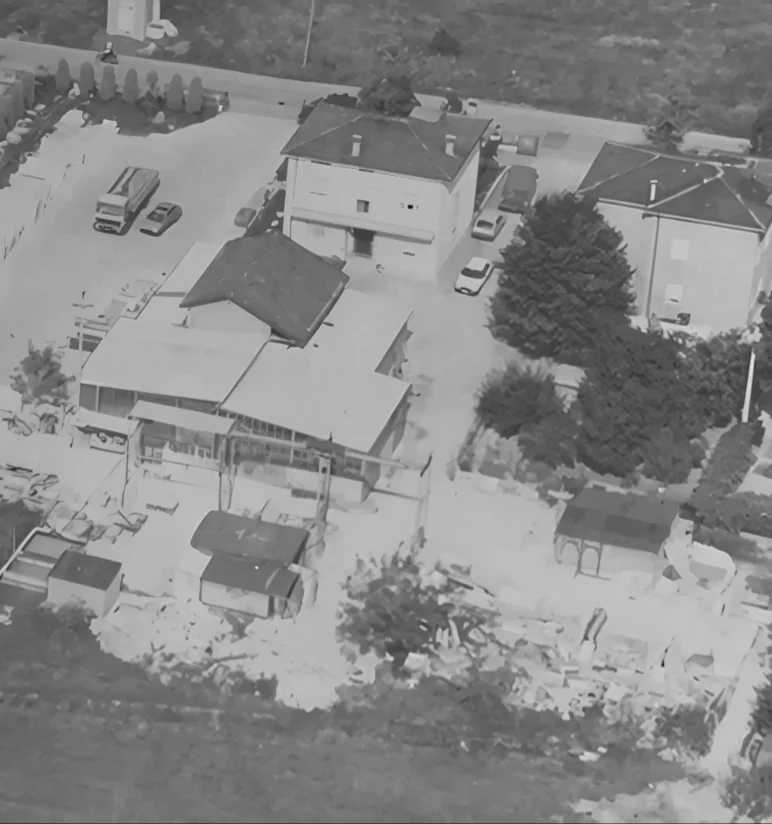 Veduta aerea storica in bianco e nero dello stabilimento Trapattoni Marmi a Mariano di Dalmine, Bergamo - tre generazioni di lavorazione artigianale del marmo dal 1967