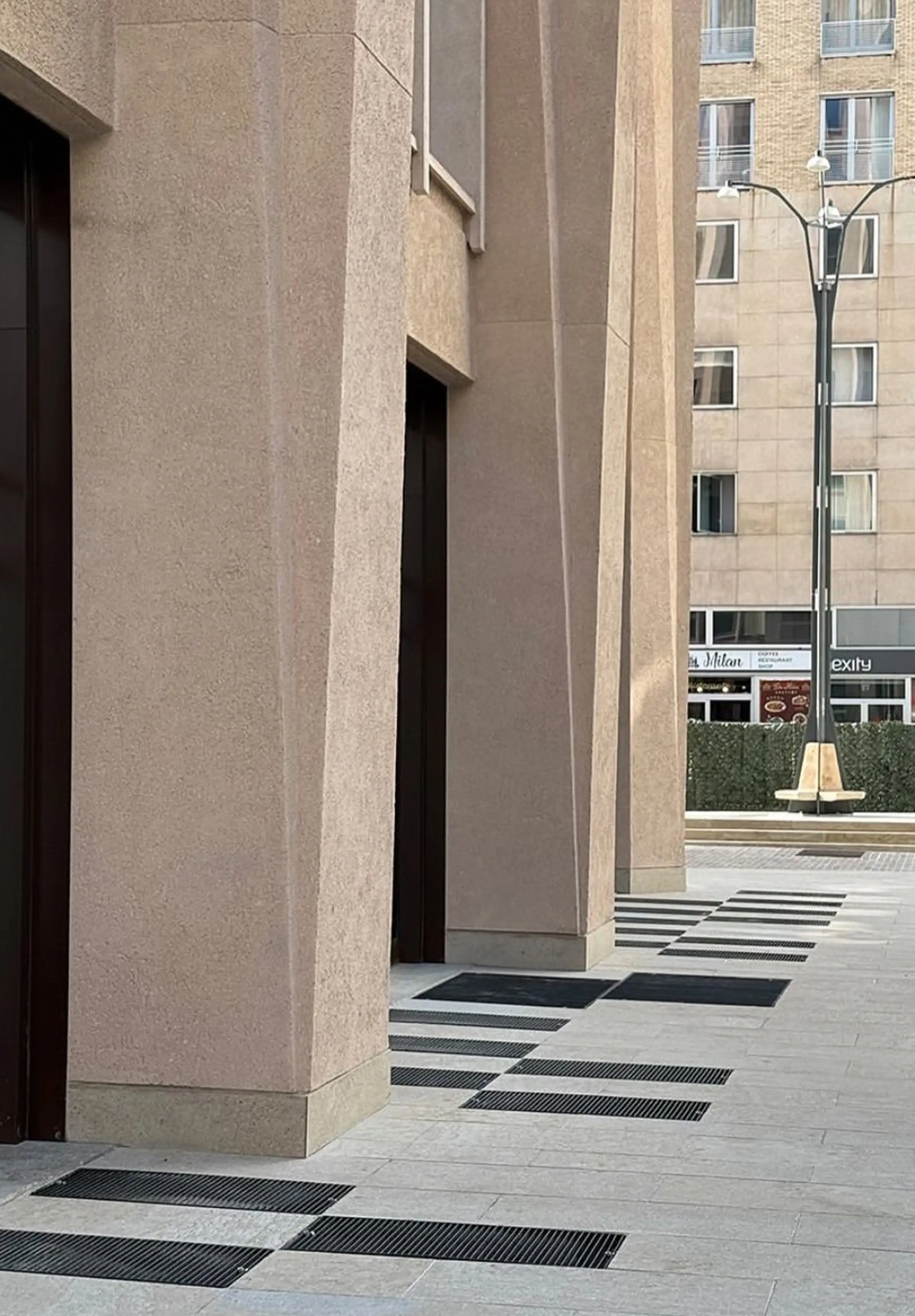 Restauro di Piazza Velasca a Milano con pavimentazione in Trachite Euganea e Pietra di Apricena - posa in opera e lavorazione artigianale marmi Trapattoni Marmi