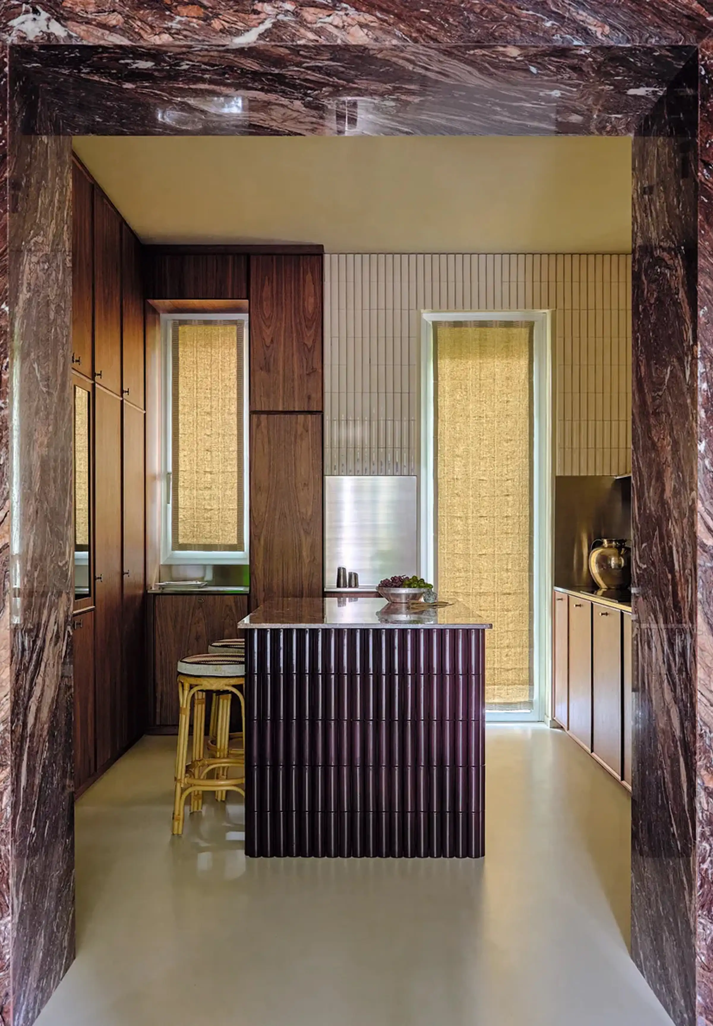 Piano cucina, isola e portale d'ingresso in Cipollino rosso-viola per dimora privata di lusso ai Navigli di Milano - LC Atelier, lavorazione Trapattoni Marmi