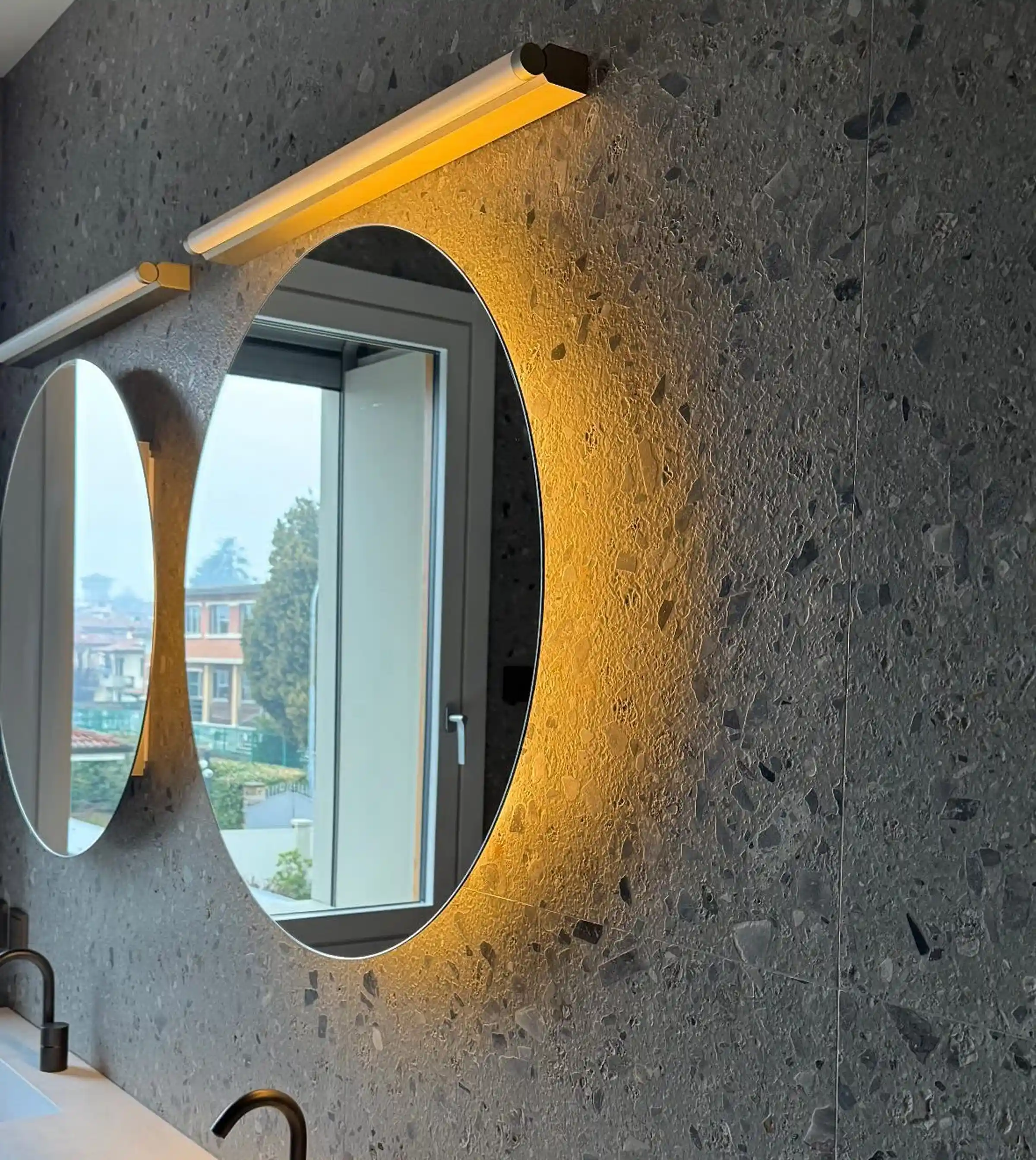 Rivestimento bagno di lusso in Terrazzo alla Veneziana AGGLOTECH antracite con specchio circolare retroilluminato - posa in opera artigianale Trapattoni Marmi Bergamo