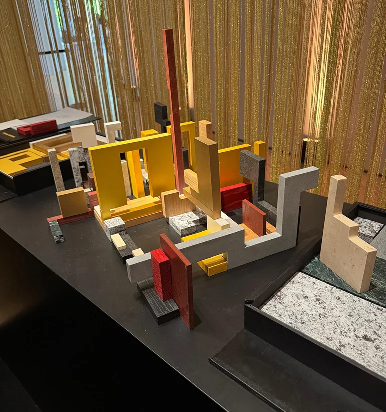 Installazione artistica Forme di Dialogo di Uros Mihic - sculture modulari in marmo e pietre naturali esposte alla Triennale di Milano 2025, realizzate con la lavorazione artigianale di Trapattoni Marmi Bergamo