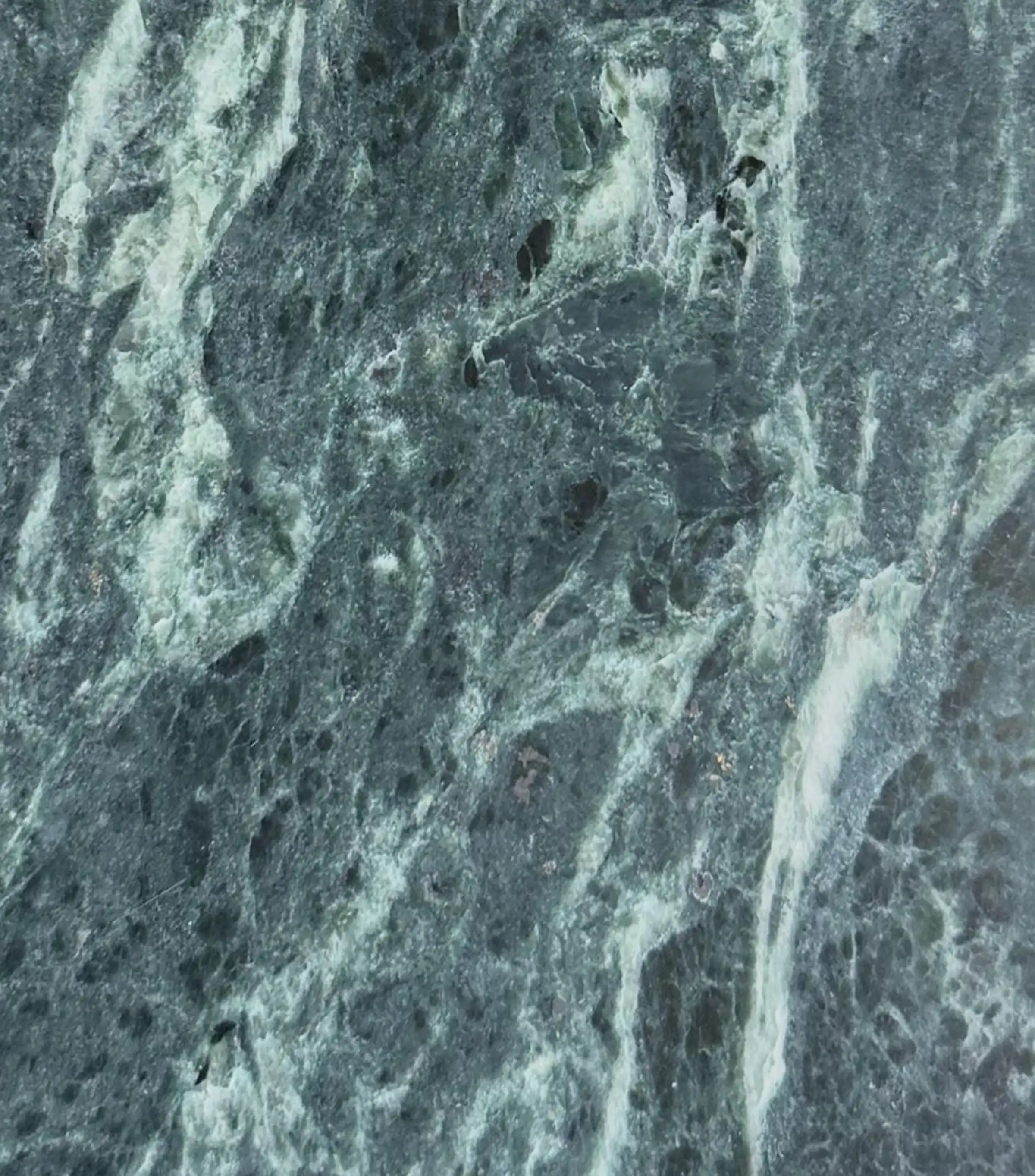Campione di Verde Alpi - marmo verde scuro con venature bianche e striature, pietra naturale italiana di pregio utilizzata nell'installazione Forme di Dialogo, Trapattoni Marmi Bergamo