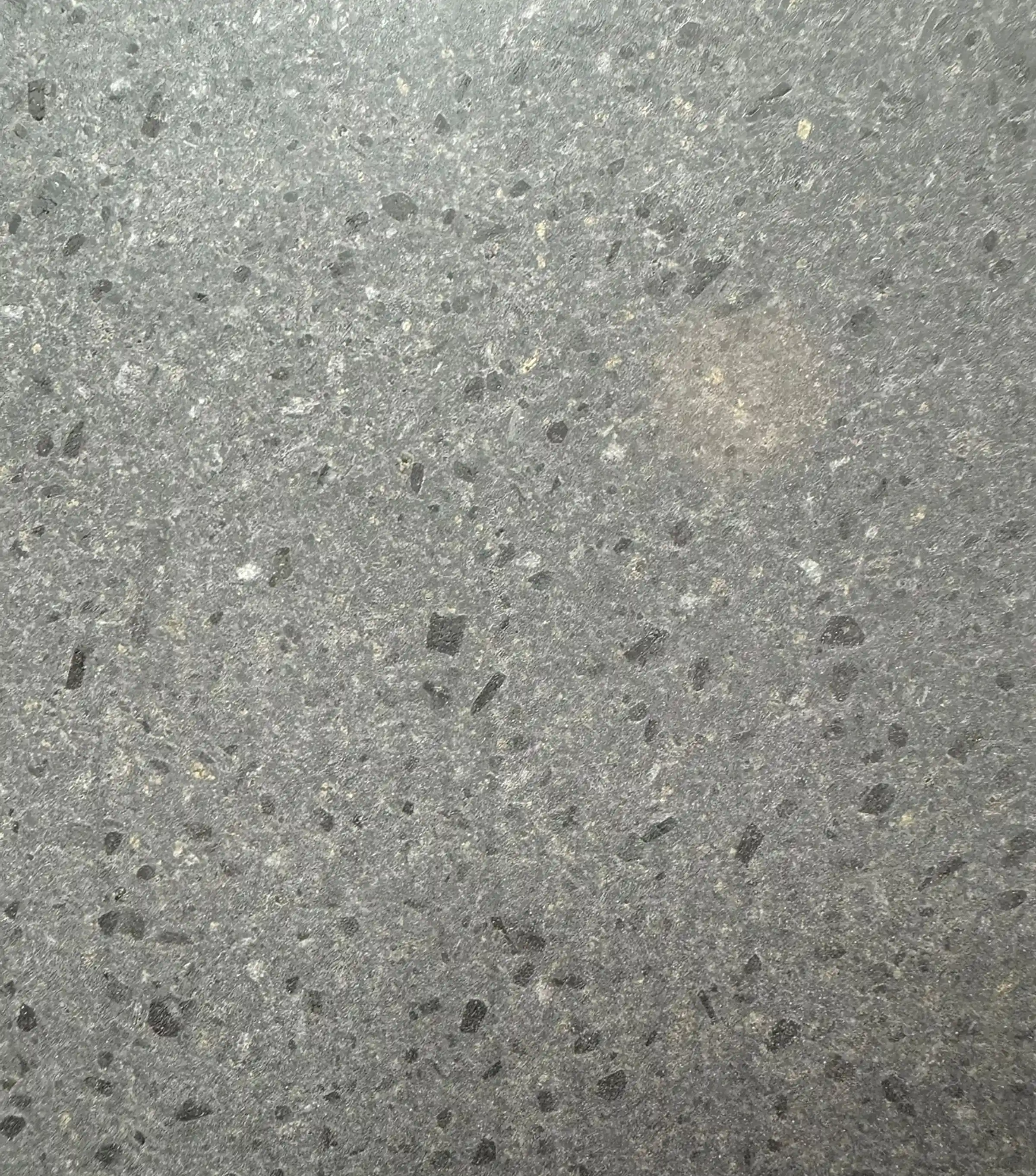 Campione di Pietra Lavica - superficie grigio bianco-nera granigliata con texture vulcanica naturale, materiale utilizzato nell'installazione Forme di Dialogo, lavorazione pietre naturali Trapattoni Marmi Bergamo