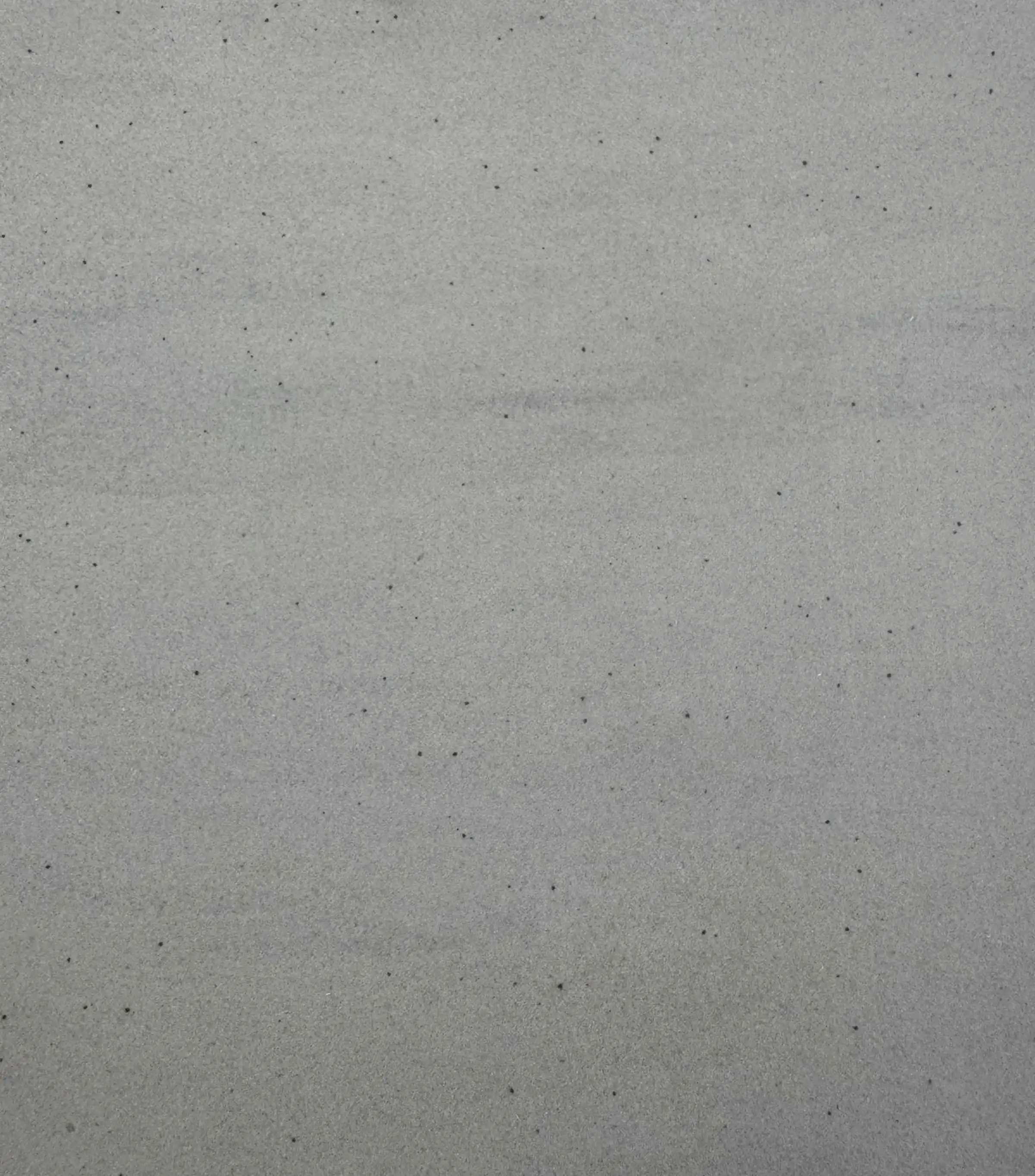 Campione di Quarzite Grigia - superficie grigio scuro con granuli e microcristalli lucidi, pietra naturale utilizzata nell'installazione Forme di Dialogo, Trapattoni Marmi Bergamo