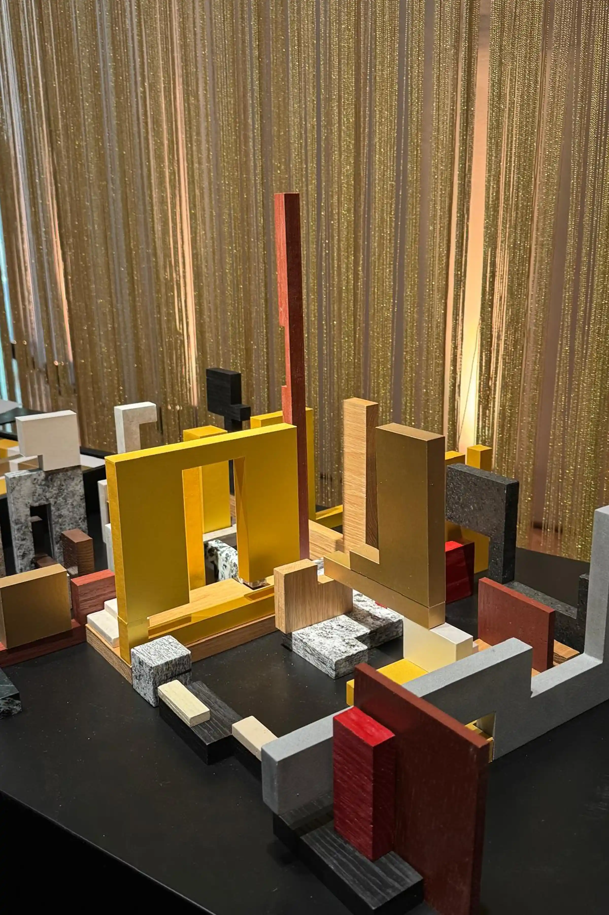 Dettaglio dell'installazione artistica Forme di Dialogo - elementi modulari in Serizzo, Quarzite Grigia e Botticino con inserti in legno e metallo dorato alla Triennale di Milano 2025, Trapattoni Marmi