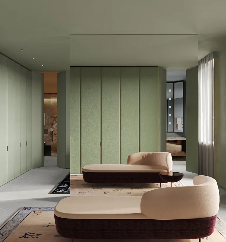 Cabina armadio con pareti verdi, profili in ottone e chaise longue in bouclé beige su tappeto orientale - dimora privata di design nel centro storico di Milano, progetto LC Atelier x Trapattoni Marmi