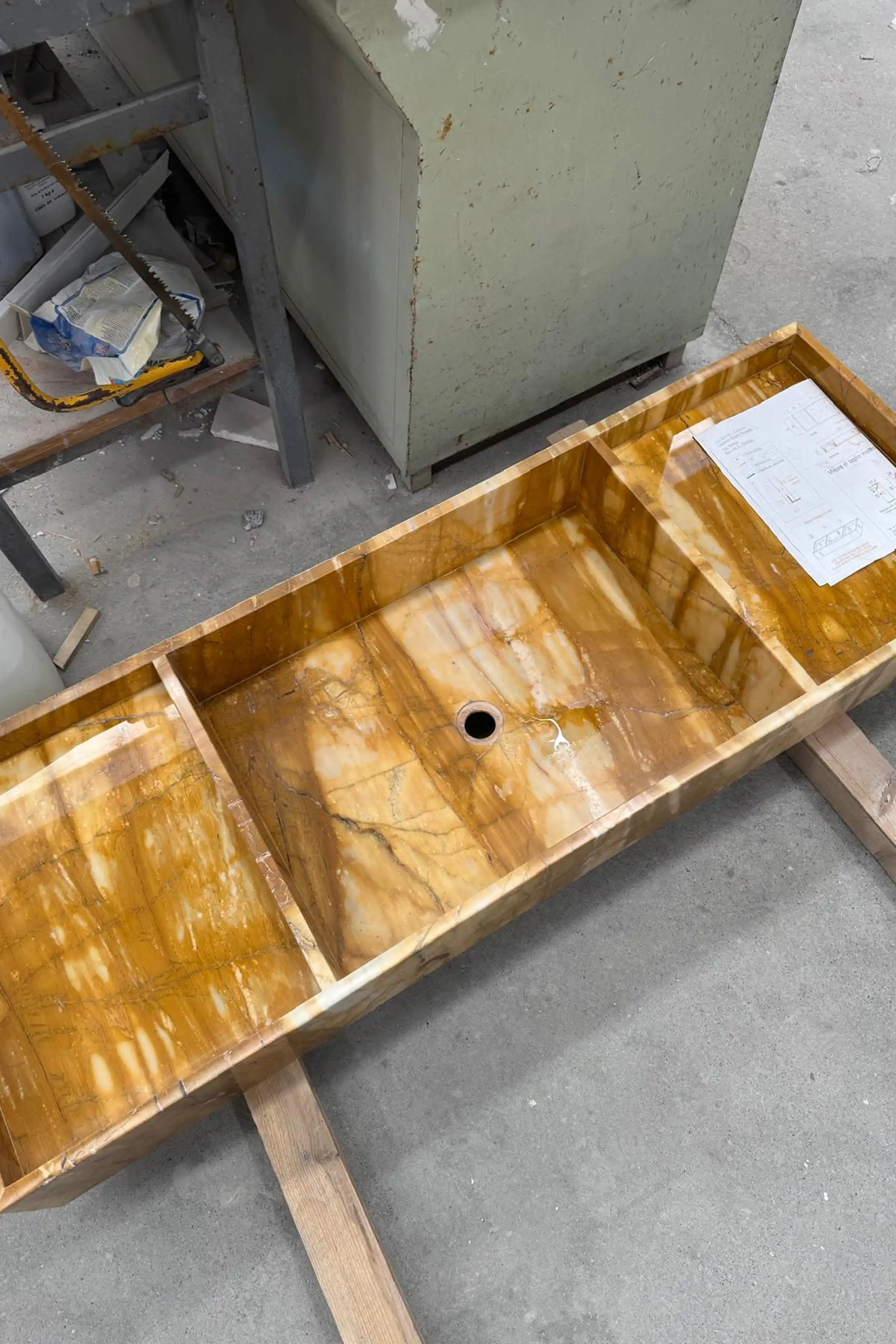 Piano lavabo con vasca integrata in Giallo Siena lavorato artigianalmente nel laboratorio Trapattoni Marmi a Bergamo - produzione su misura per il bagno master del progetto LC Castello, Milano