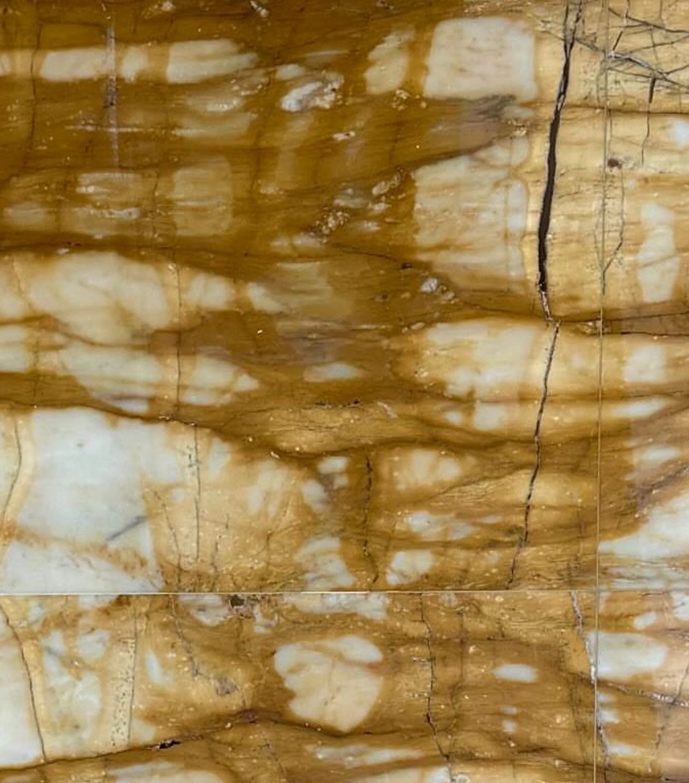 Campione di Giallo Siena - marmo italiano ambrato con macchie bianche e venature scure, pietra naturale lucida utilizzata per i rivestimenti a macchia aperta e la vasca da bagno del bagno master, LC Atelier x Trapattoni Marmi