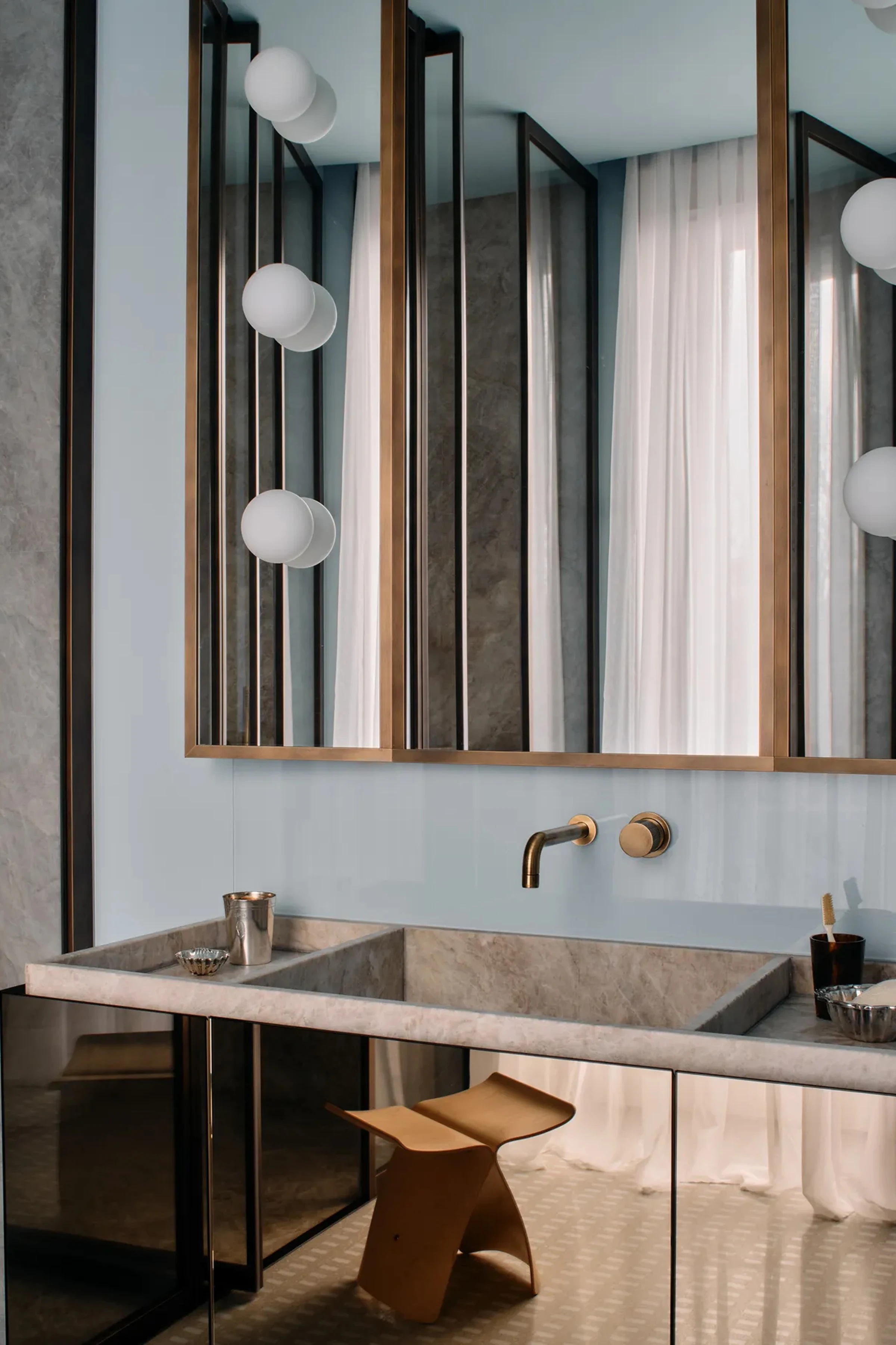 Lavabo monolitico in Taj Mahal con piano a sbalzo e rivestimento a parete in pietra grigia in dimora privata di lusso nel centro storico di Milano – LC Atelier x Trapattoni Marmi