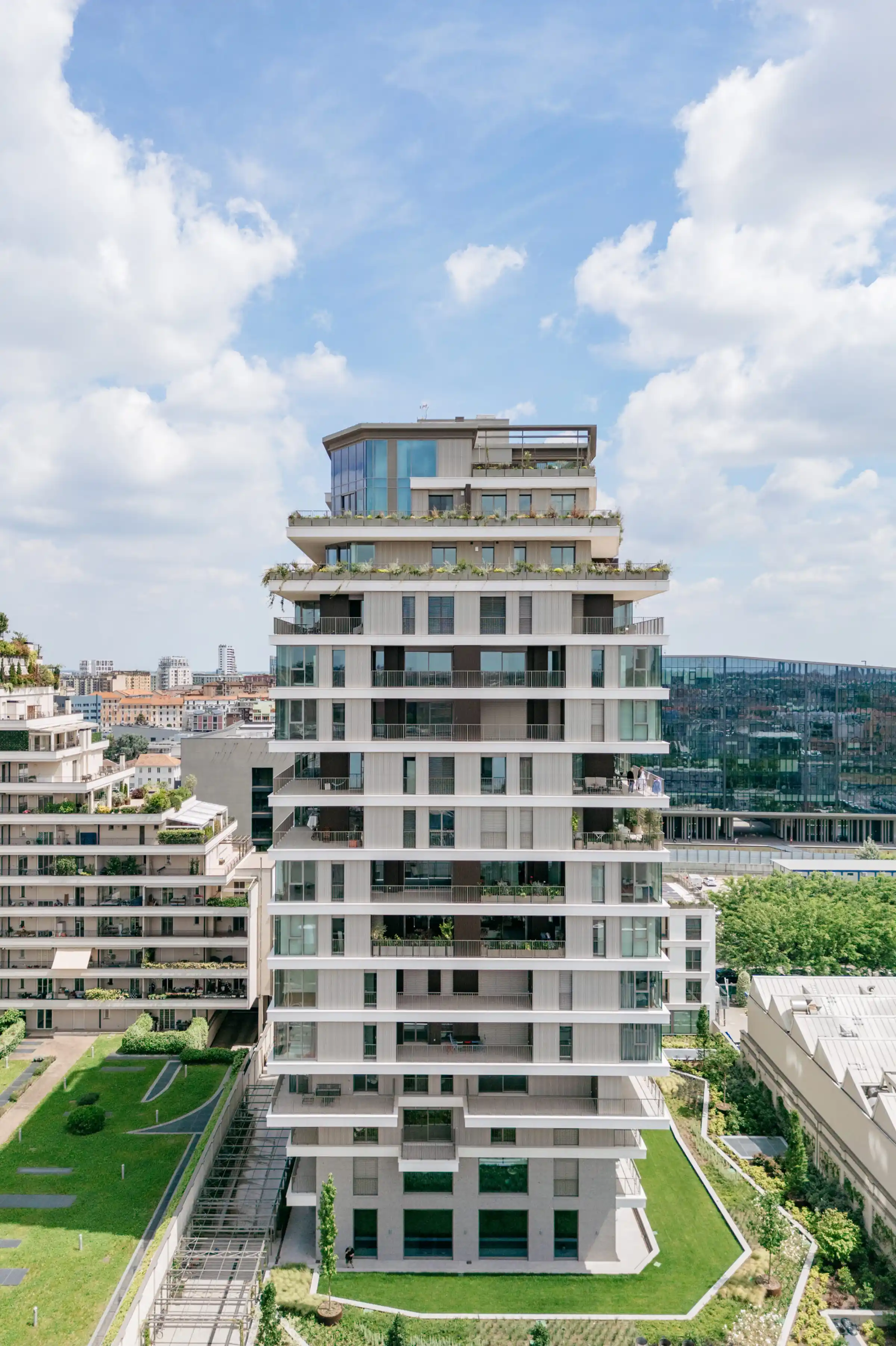 Torre Adamello Living Romana Yards a Milano completata: rivestimento di facciata in Agglotech SB130 Aggloceppo levigato, terrazze con verde pensile e penthouse con vetrate panoramiche - fornitura e posa in opera Trapattoni Marmi, Milano 2024-2025
