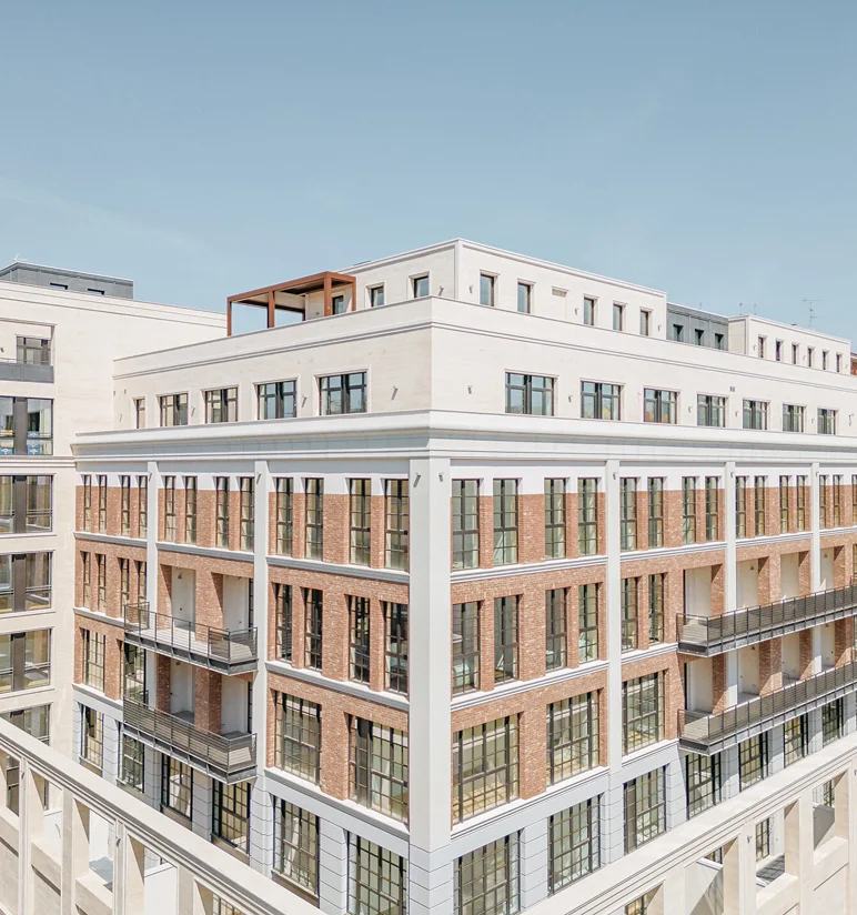 Vista aerea del Washington Building nel quartiere Washington di Milano: riqualificazione di storica fabbrica con elementi di facciata e decorazioni in Travertino Romano, mattone a vista e penthouse con terrazza panoramica - Trapattoni Marmi