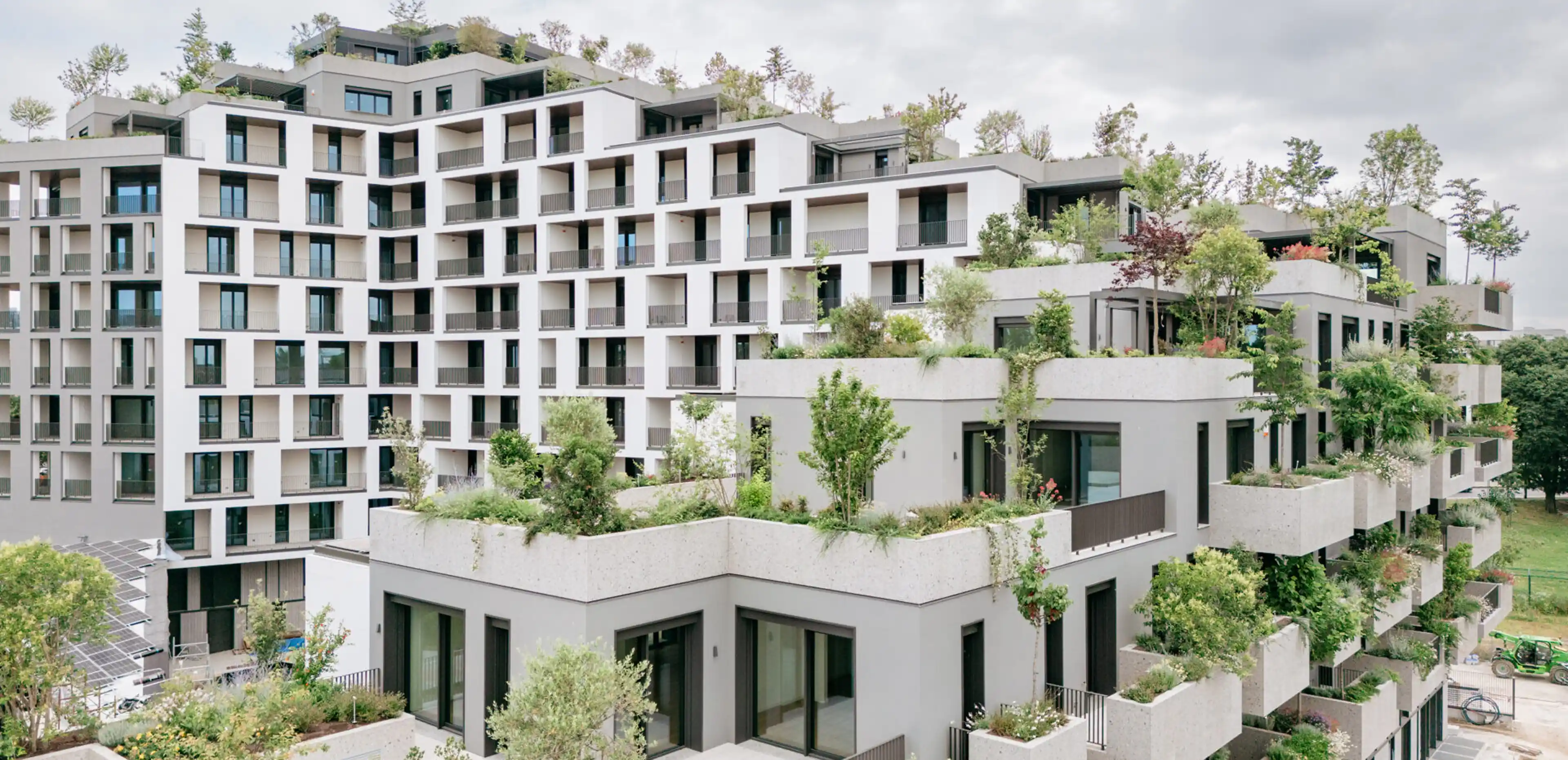 Complesso residenziale Bosco Navigli nel quartiere San Cristoforo di Milano con facciata in Agglotech SB100 Bianco e balconi verdi - posa Trapattoni Marmi