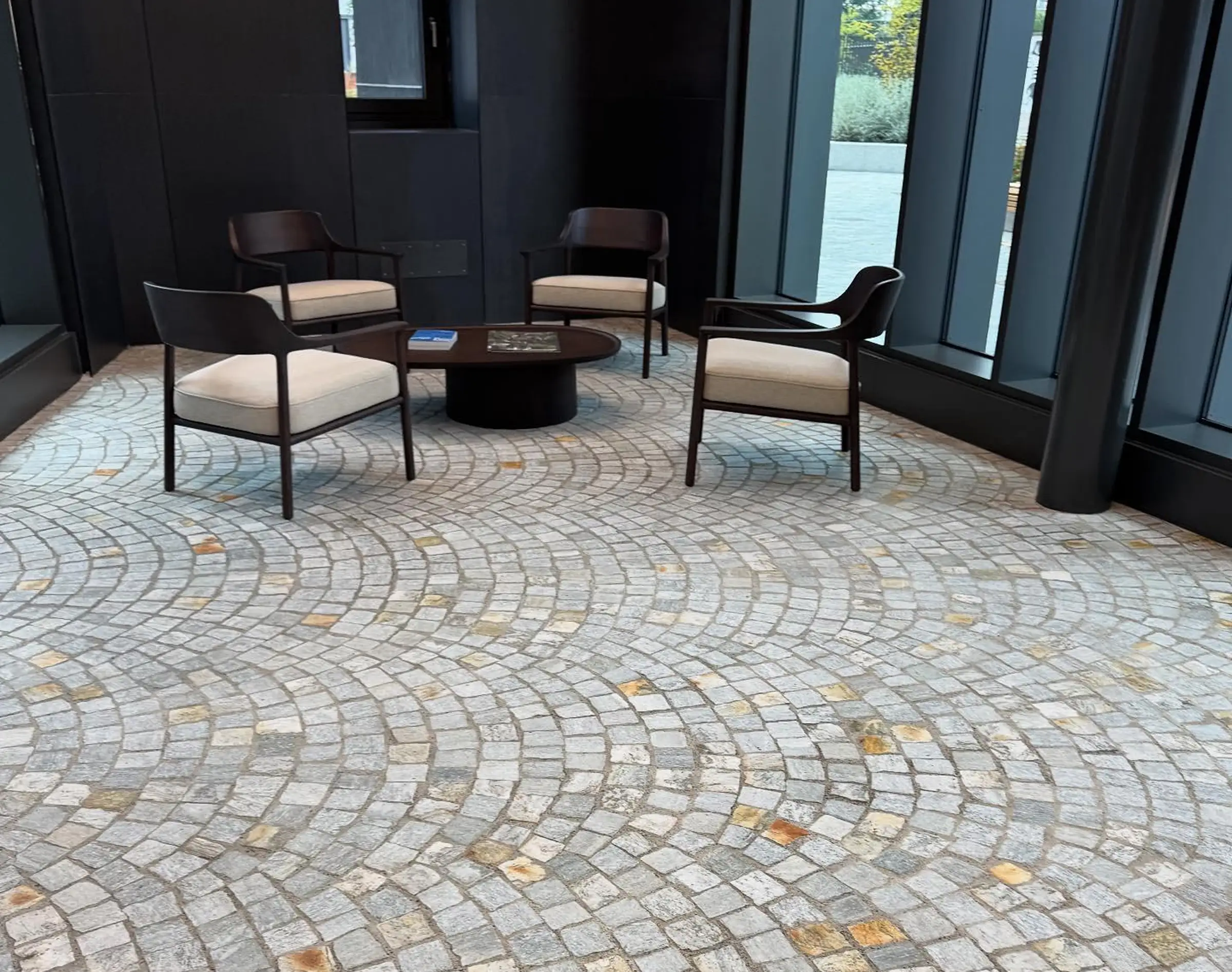 Hall d'ingresso del complesso residenziale Bosco Navigli con pavimentazione in cubetti di Pietra di Luserna disposti a ventaglio - posa artigianale Trapattoni Marmi