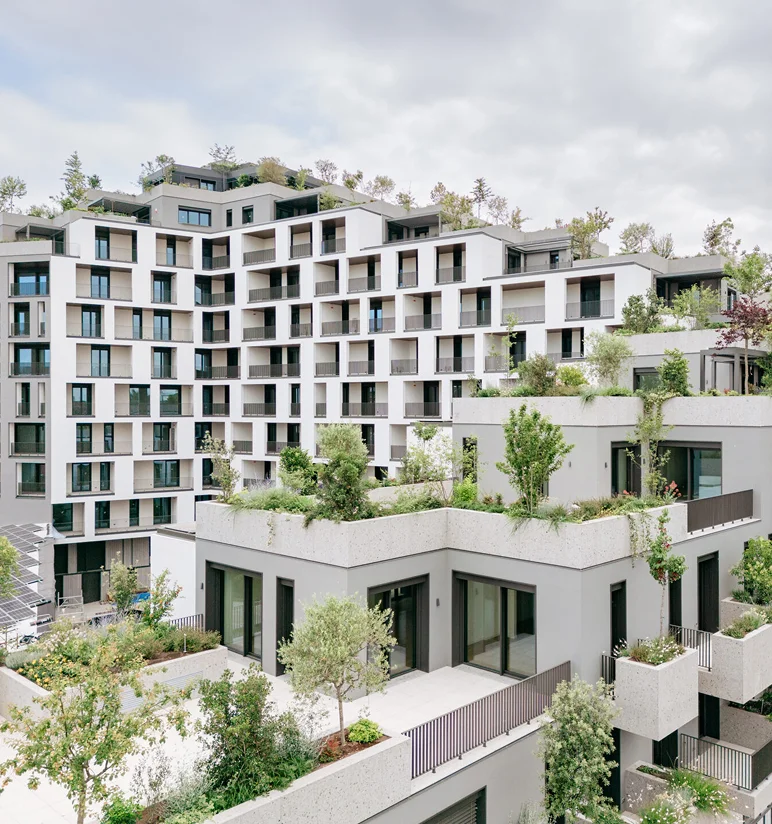 Complesso residenziale Bosco Navigli nel quartiere San Cristoforo di Milano con terrazzi verdi e rivestimento in Agglotech SB100 Bianco e SB130 Aggloceppo - posa Trapattoni Marmi