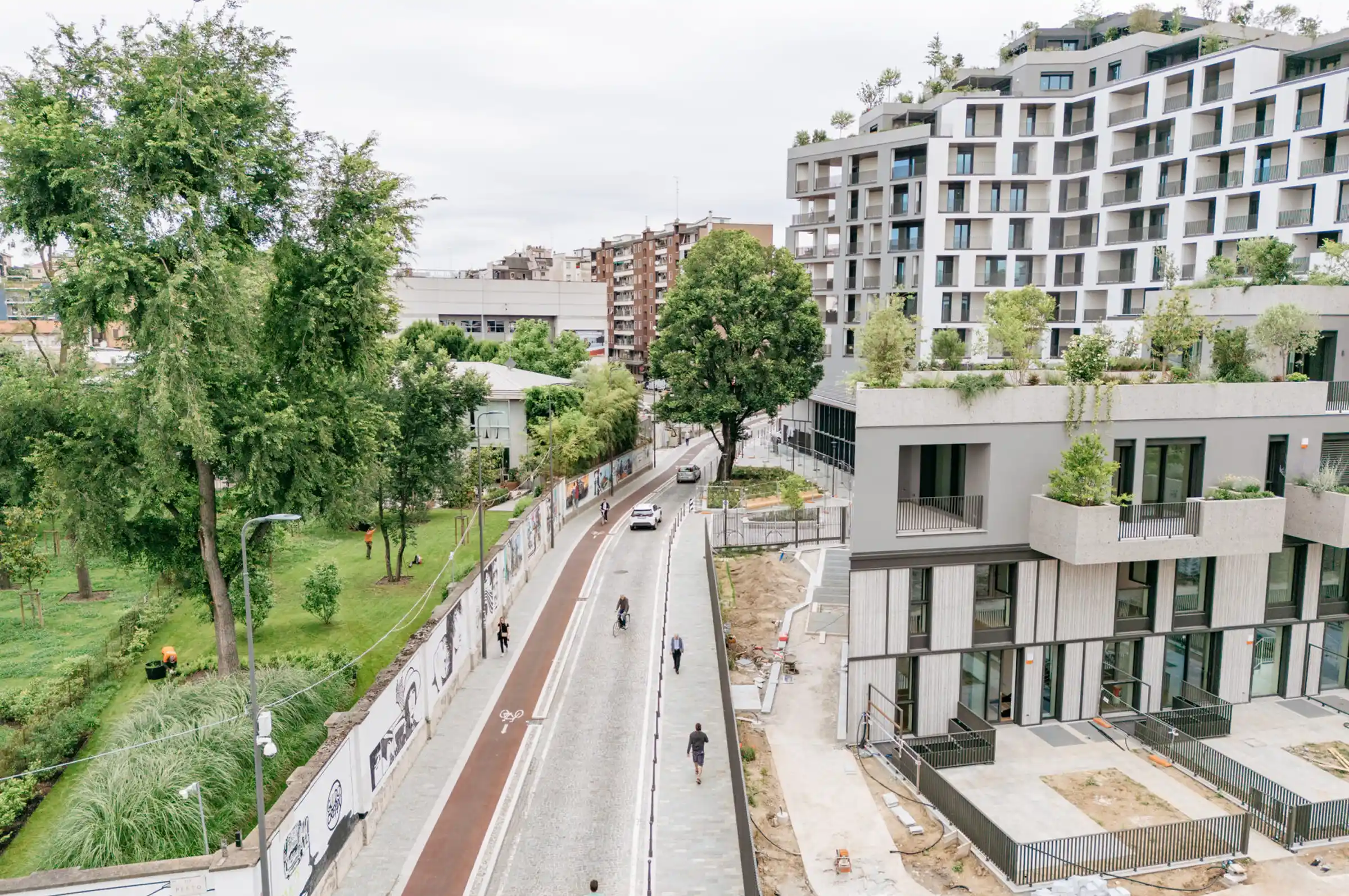 Vista dall'esterno del complesso residenziale Bosco Navigli lungo il canale nel quartiere San Cristoforo di Milano con pavimentazione esterna in Pietra di Luserna - Trapattoni Marmi