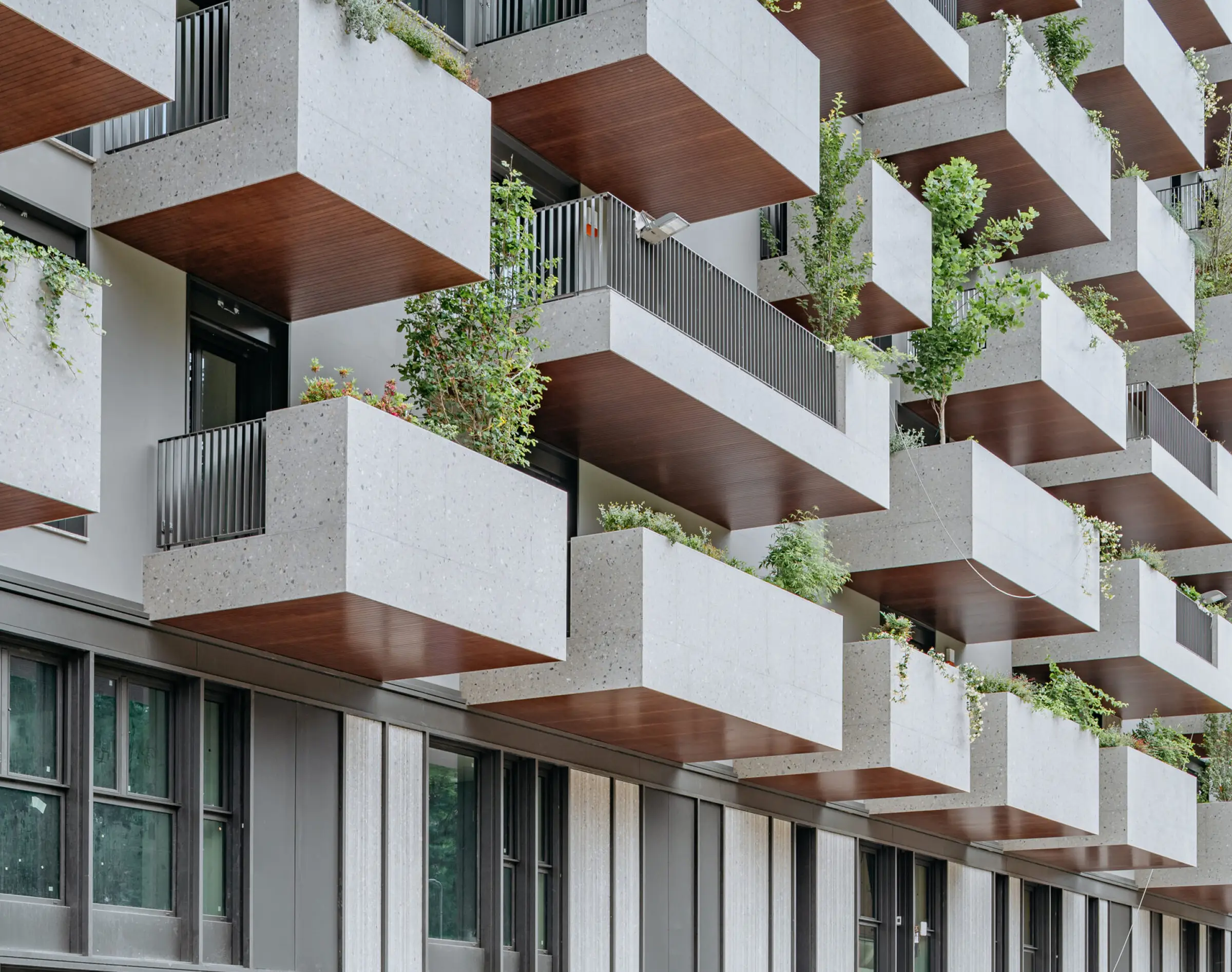 Primo piano della facciata del complesso Bosco Navigli con balconi rivestiti in Agglotech SB100 Bianco levigato e sottotrave in legno - fornitura e posa Trapattoni Marmi