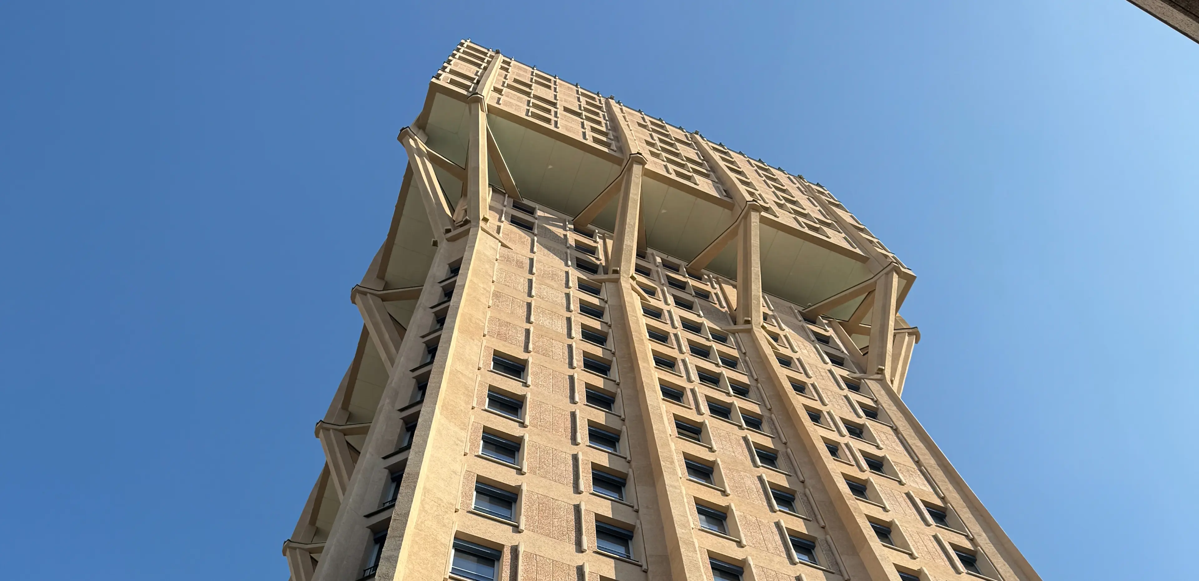 Vista dal basso della Torre Velasca a Milano con facciata in Trachite Euganea restaurata - intervento di rinnovamento Piazza Velasca a cura di Trapattoni Marmi