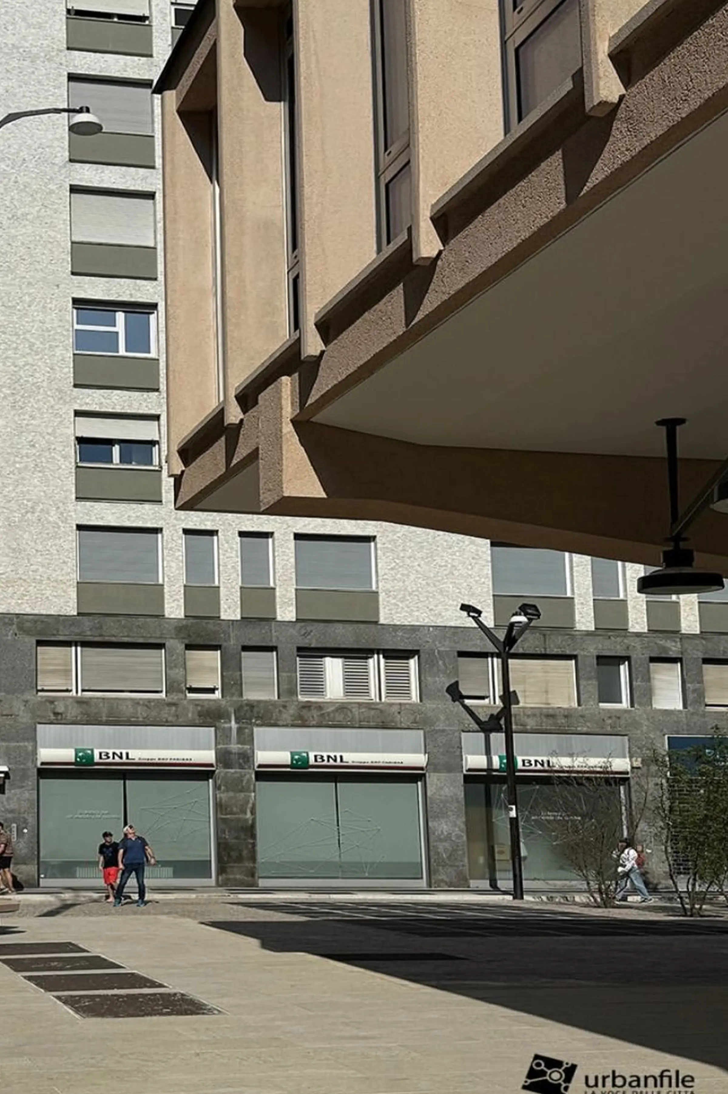 Basamento commerciale della Torre Velasca con rivestimento in Trachite Euganea e pavimentazione rinnovata in pietra naturale - restauro Piazza Velasca a Milano Trapattoni Marmi