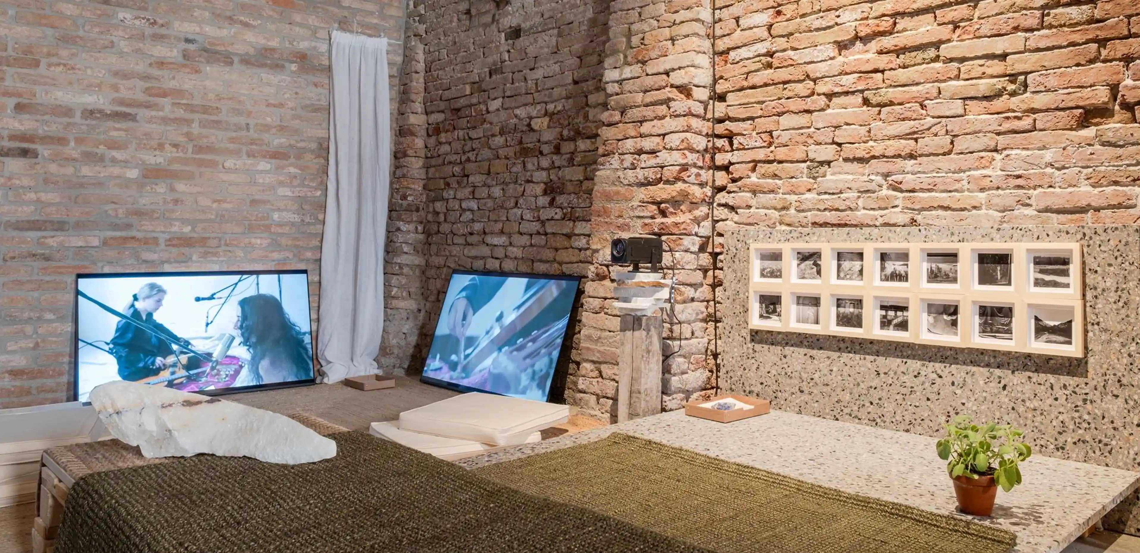 Vista generale dell'installazione artistica The Shape of What Remains alla Biennale del Design di Venezia 2025 con superfici in Agglotech e pietra naturale - con il supporto di Trapattoni Marmi