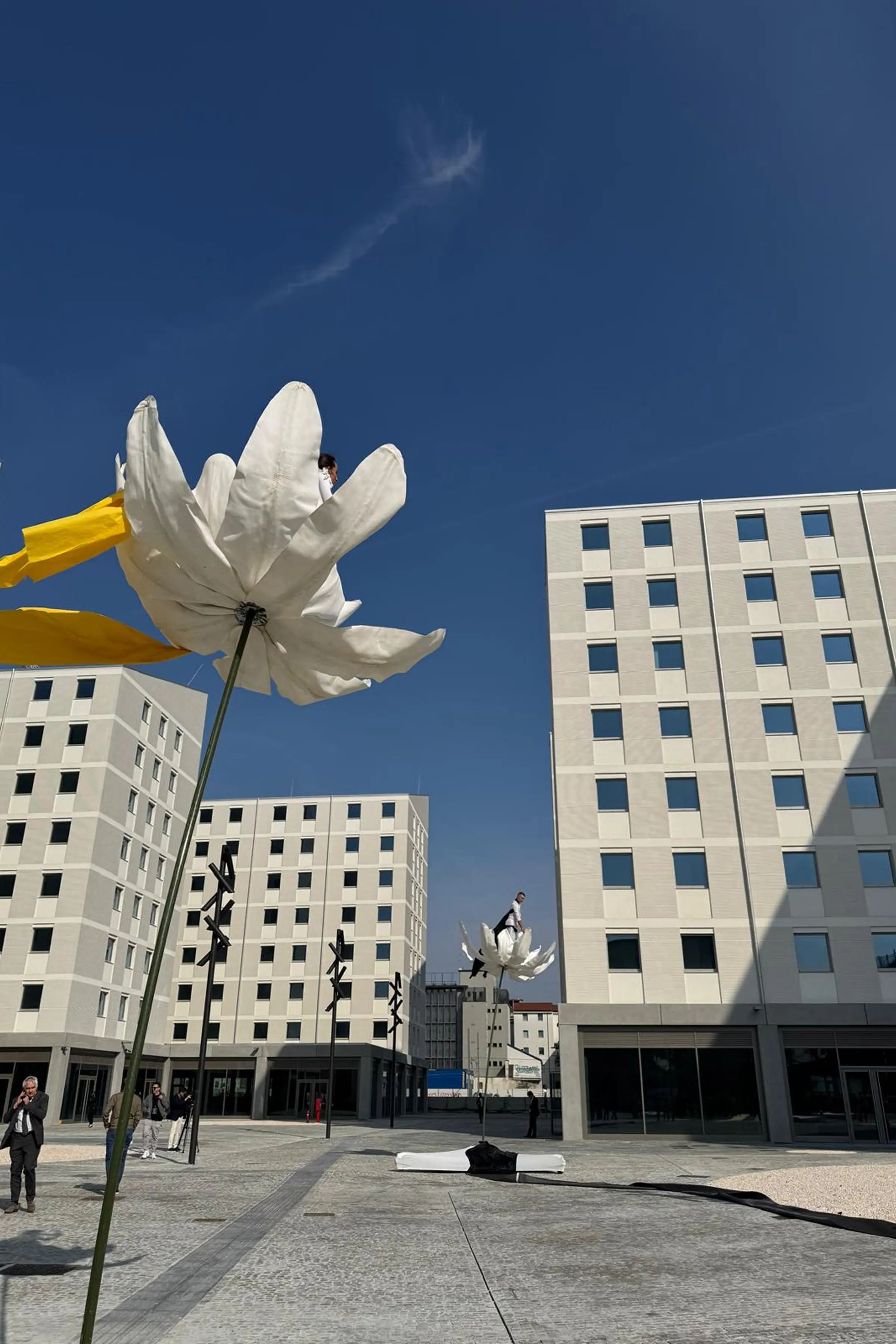 Piazza del Villaggio Olimpico a Scalo Porta Romana durante l'inaugurazione con pavimentazione in cubetti di Pietra di Luserna a spacco naturale e cerchio in Marmo Bianco di Carrara - posa Trapattoni Marmi