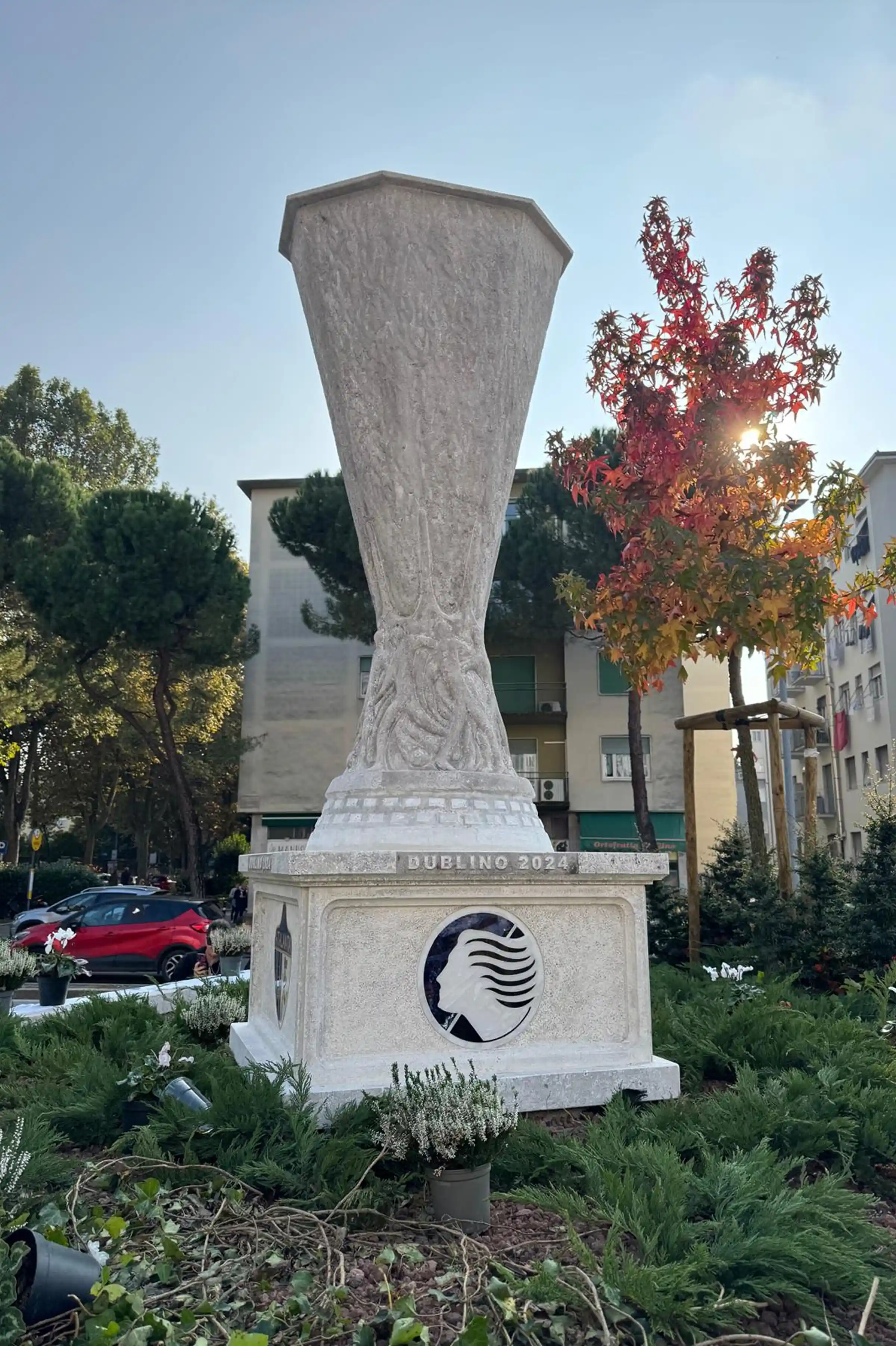 Scultura in Pietra di Vicenza alta oltre 2,50 metri raffigurante la Coppa UEFA Europa League con intarsio del logo storico Atalanta Bergamasca Calcio - realizzazione Trapattoni Marmi Bergamo