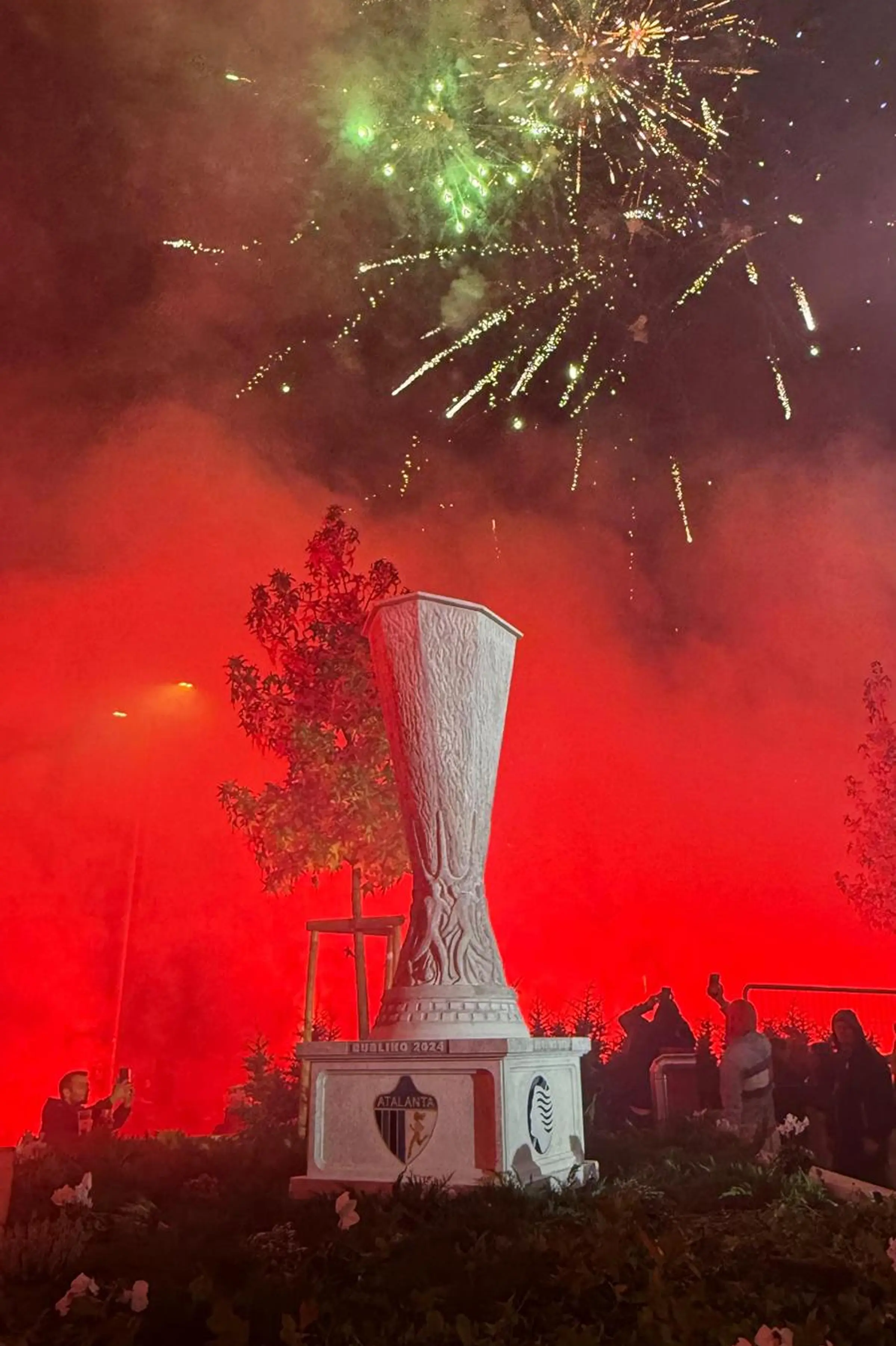 Scultura in Pietra di Vicenza raffigurante la Coppa UEFA Europa League durante i festeggiamenti notturni con fuochi d'artificio a Bergamo - lavorazione artigianale Trapattoni Marmi