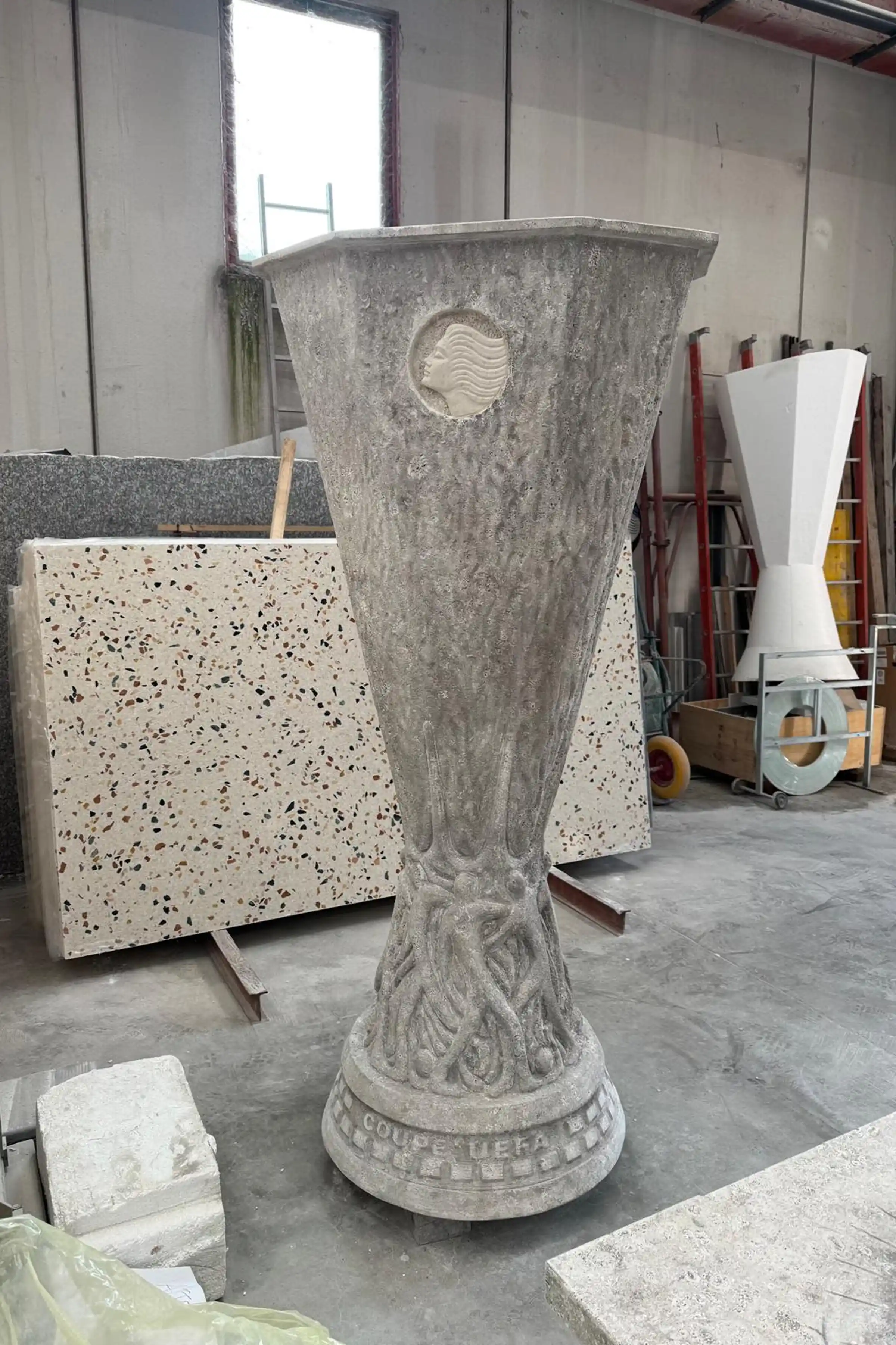 Scultura in Pietra di Vicenza raffigurante la Coppa UEFA Europa League in fase di lavorazione nel laboratorio Trapattoni Marmi a Bergamo