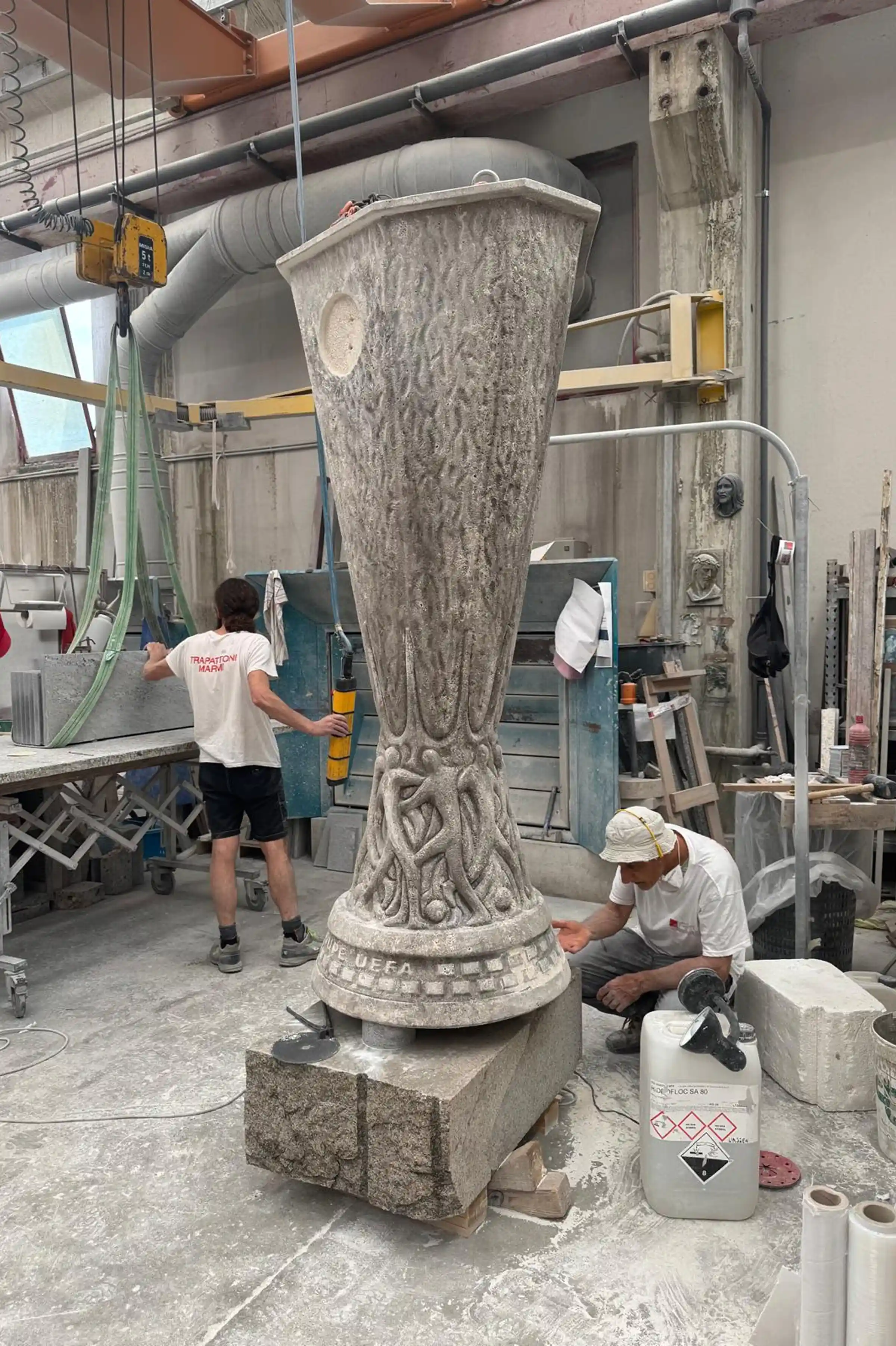 Artigiani Trapattoni Marmi durante la lavorazione della scultura monumentale in Pietra di Vicenza raffigurante la Coppa UEFA Europa League 2024 vinta dall'Atalanta a Dublino
