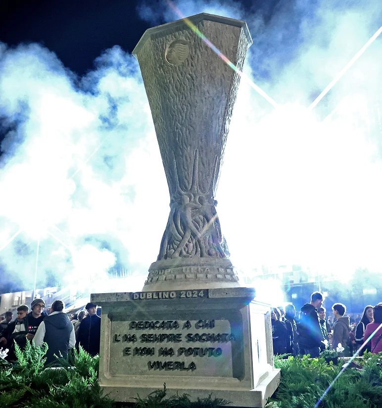 Scultura in Pietra di Vicenza della Coppa UEFA Europa League con iscrizione Dublino 2024 e dedica ai tifosi durante la cerimonia di inaugurazione notturna a Bergamo - Trapattoni Marmi