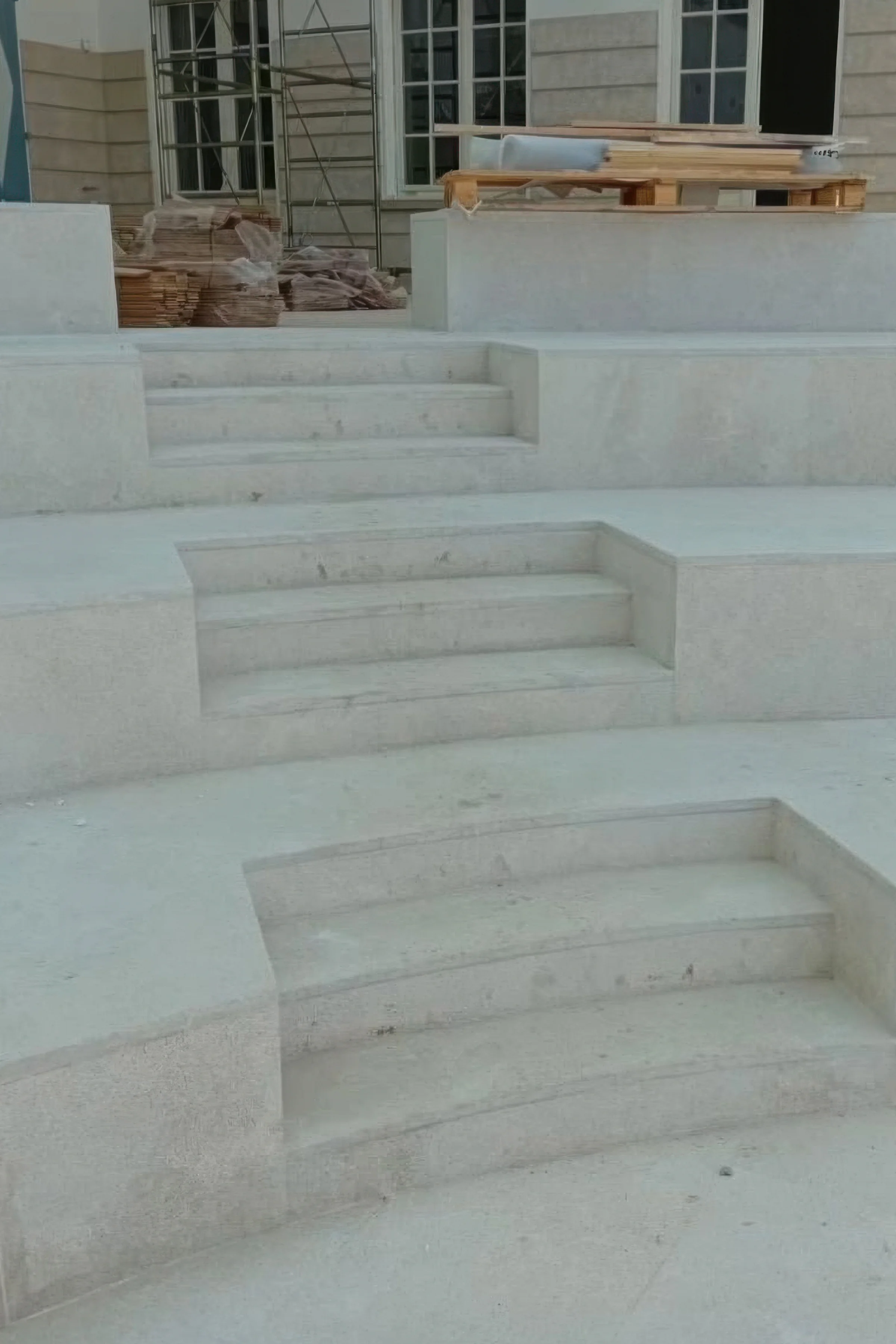 Scale esterne a gradoni in Pietra d'Istria durante la fase di posa in opera presso la Fondazione Dalmine di Tenaris a Dalmine (BG) - Trapattoni Marmi