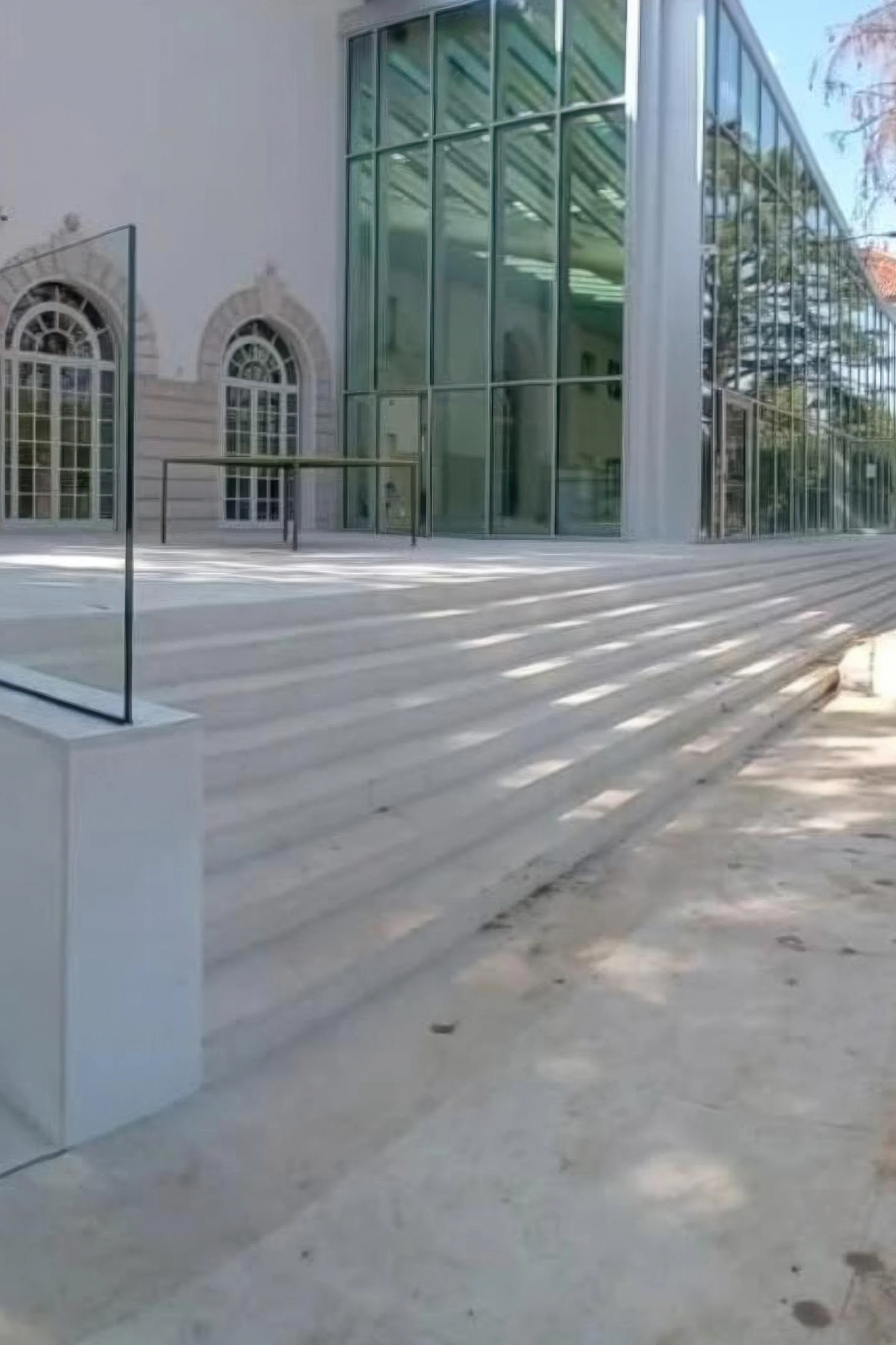 Scalinata esterna a gradoni in Pietra d'Istria con pavimentazione integrata presso la Fondazione Dalmine di Tenaris a Dalmine (BG) - fornitura e posa Trapattoni Marmi