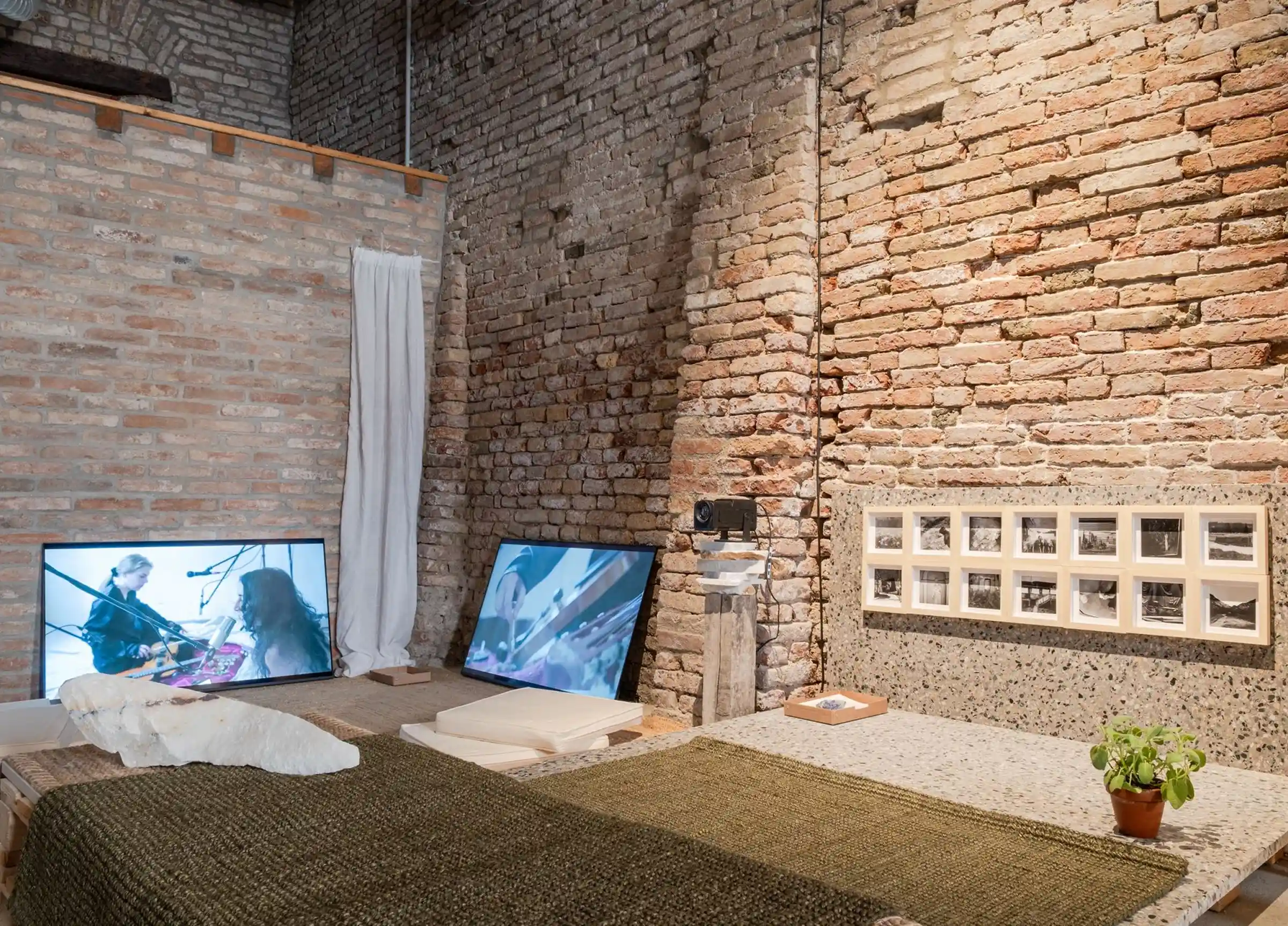 Installazione artistica The Shape of What Remains in Pietra Naturale e manufatti Agglotech SB210 Murano, SB300 Chioggia, SB240 Torcello e REG 5088 Rosa Corallo - Biennale del Design di Venezia 2025, Aea Cultural Initiative x Trapattoni Marmi