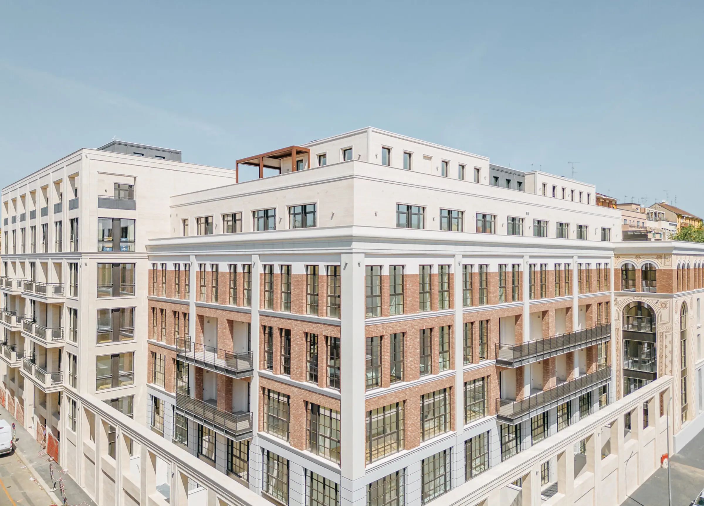 Elementi di facciata e decorazioni in Travertino Romano per la riqualificazione del Washington Building nel quartiere Washington di Milano - fornitura e posa in opera Trapattoni Marmi