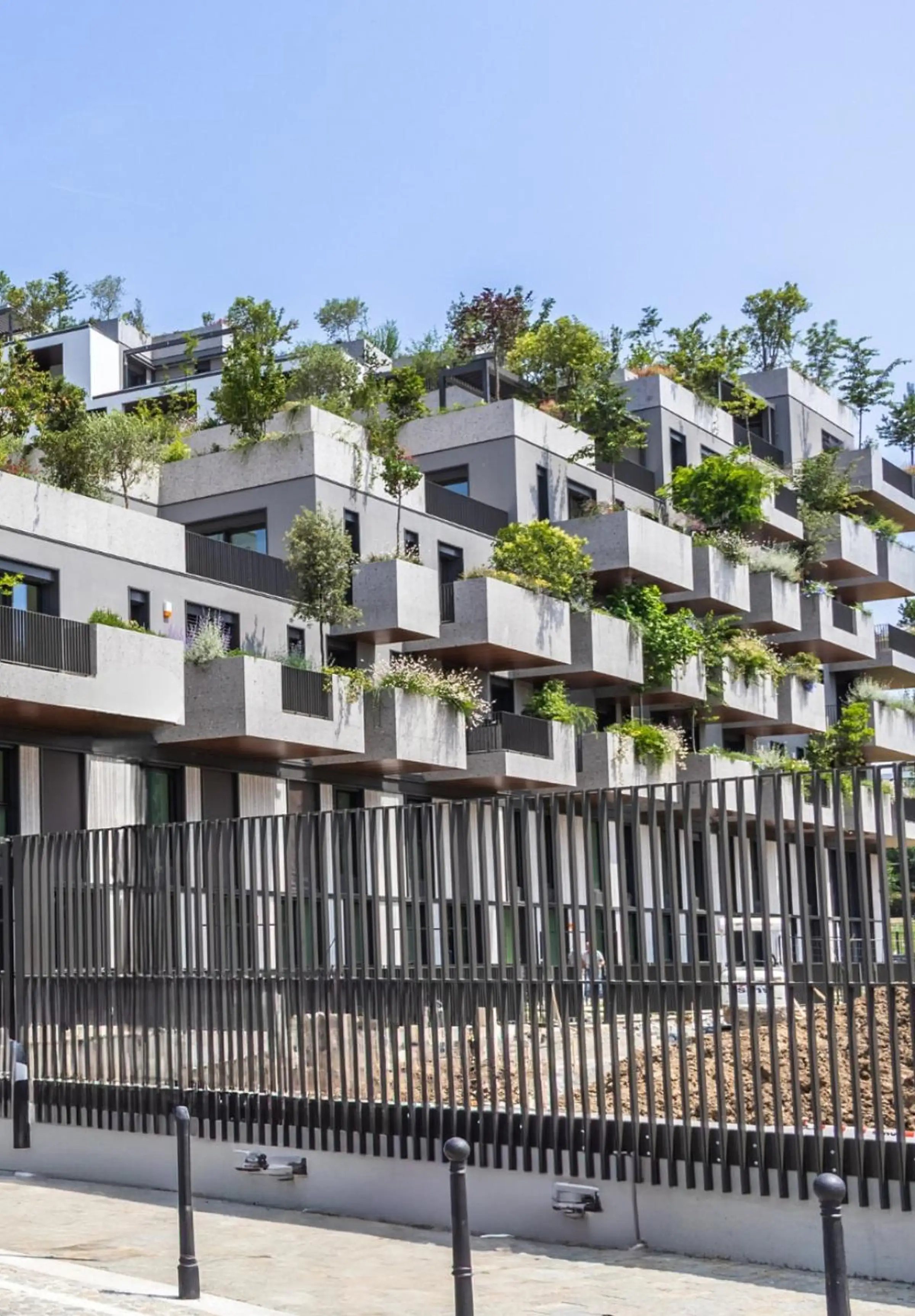 Complesso residenziale Bosco Navigli nel quartiere San Cristoforo di Milano con facciata in Agglotech SB130 Aggloceppo e SB100 Bianco con finitura onda - Trapattoni Marmi, Milano 2023-2025