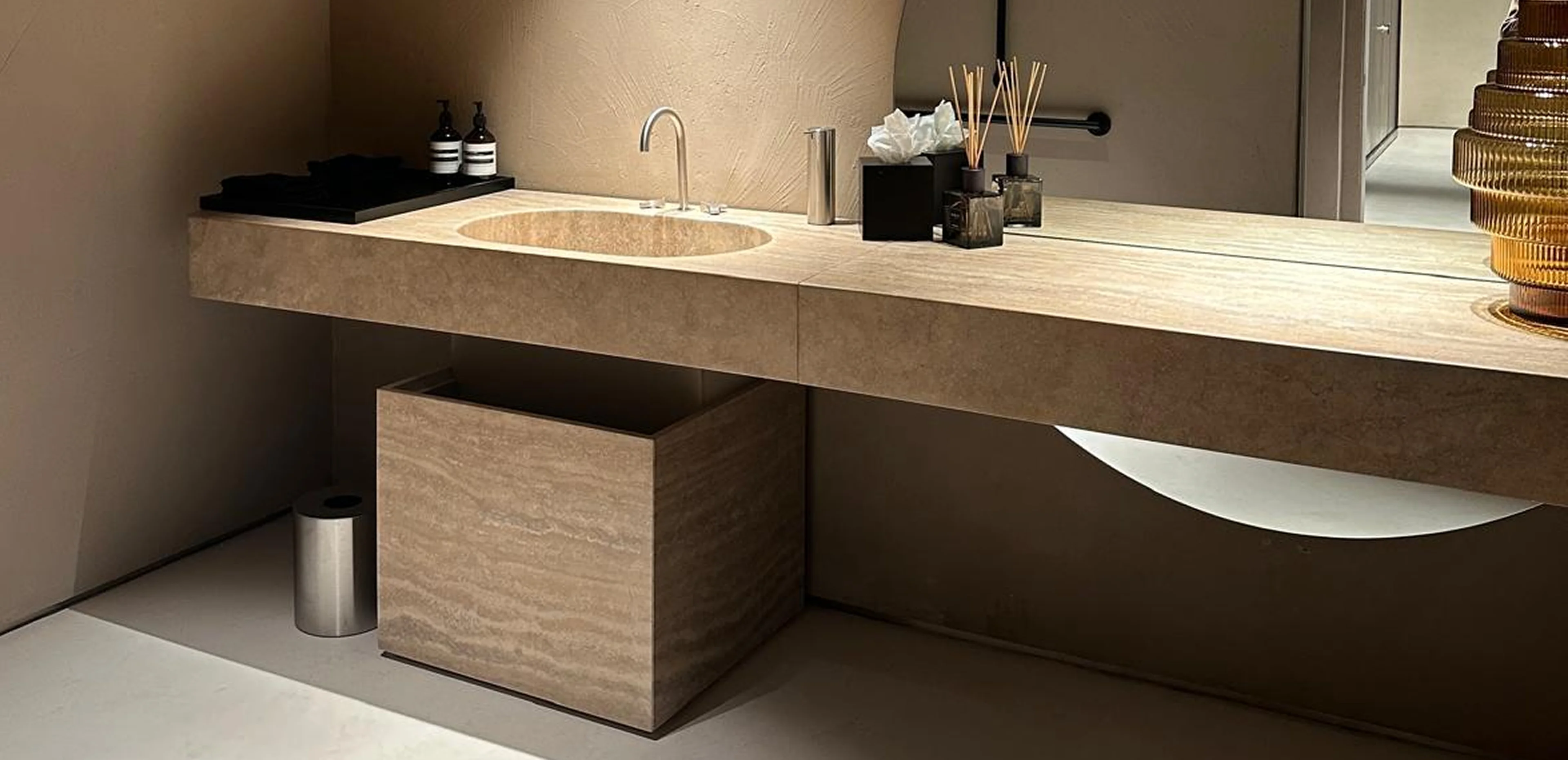 Dettaglio piano bagno e lavabo integrato in Travertino con finitura naturale - lavorazione artigianale marmi su misura per progetti luxury, Trapattoni Marmi Bergamo