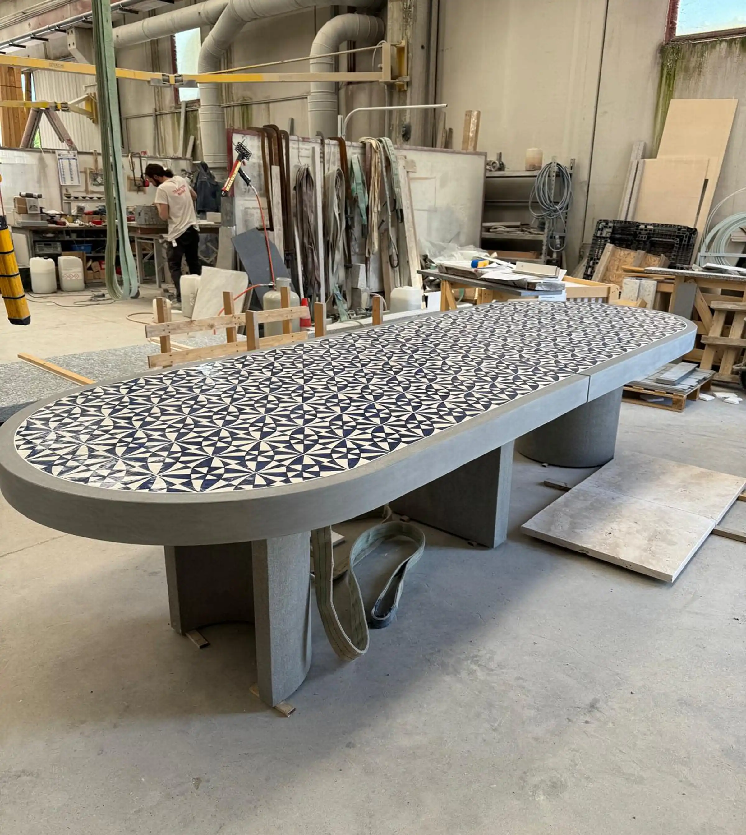 Tavolo ovale su misura con piano in mosaico marmo bianco e blu realizzato nel laboratorio artigianale Trapattoni Marmi a Bergamo - produzione e lavorazione pietre naturali