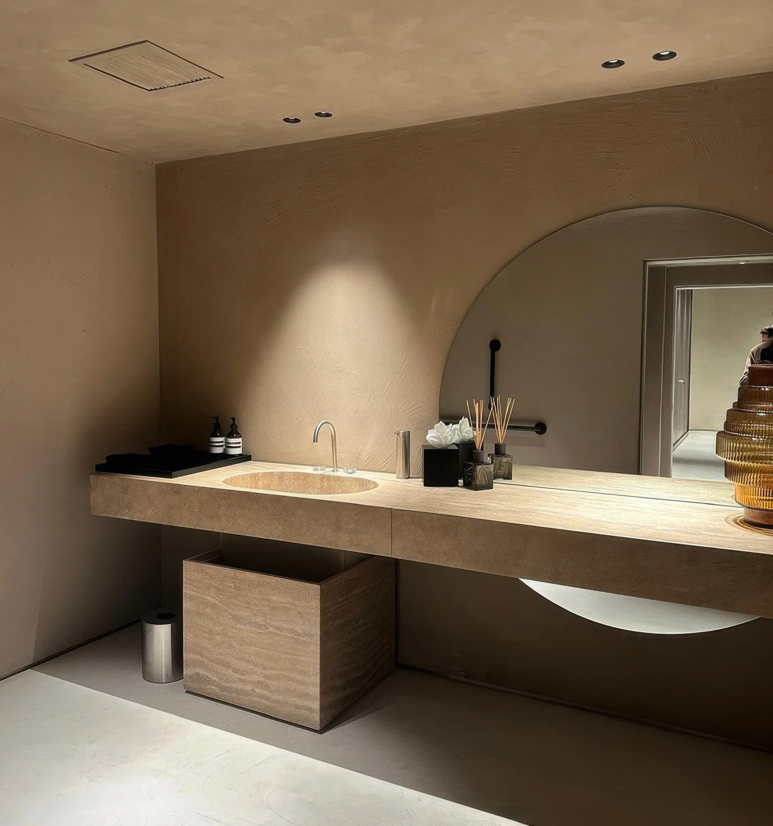 Piano bagno sospeso con lavabo integrato a incasso in Travertino lavorato artigianalmente - produzione su misura in marmo e pietre naturali Trapattoni Marmi Bergamo